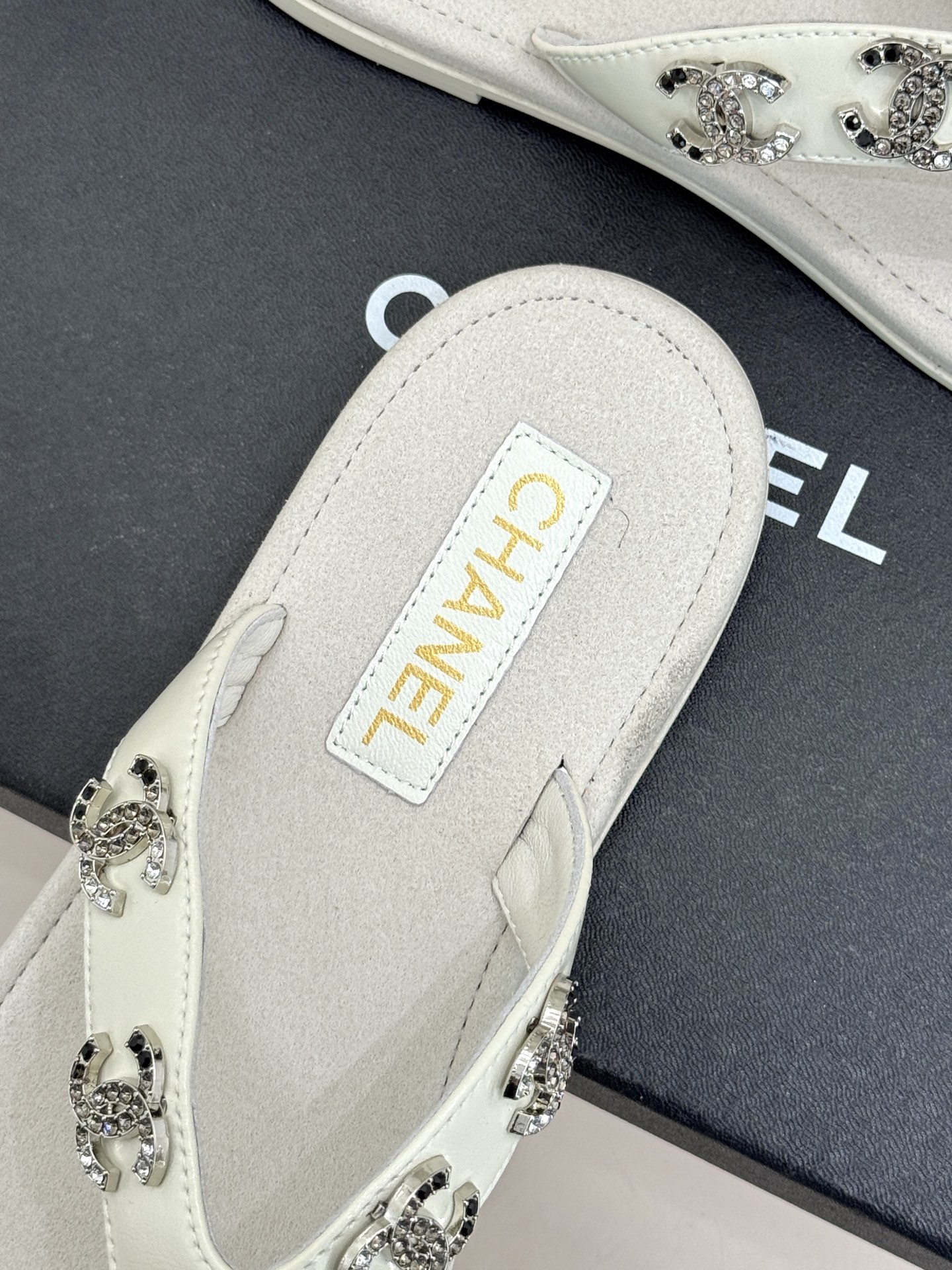 CHANE* ｜小香25。春夏新品珠宝人字拖夹脚拖鞋好穿又出片的度假风人字拖🏖️经典双C珠宝设计真的很精