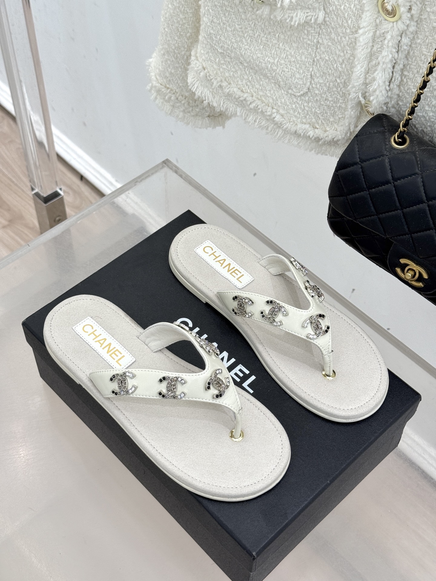 CHANE* ｜小香25。春夏新品珠宝人字拖夹脚拖鞋好穿又出片的度假风人字拖🏖️经典双C珠宝设计真的很精