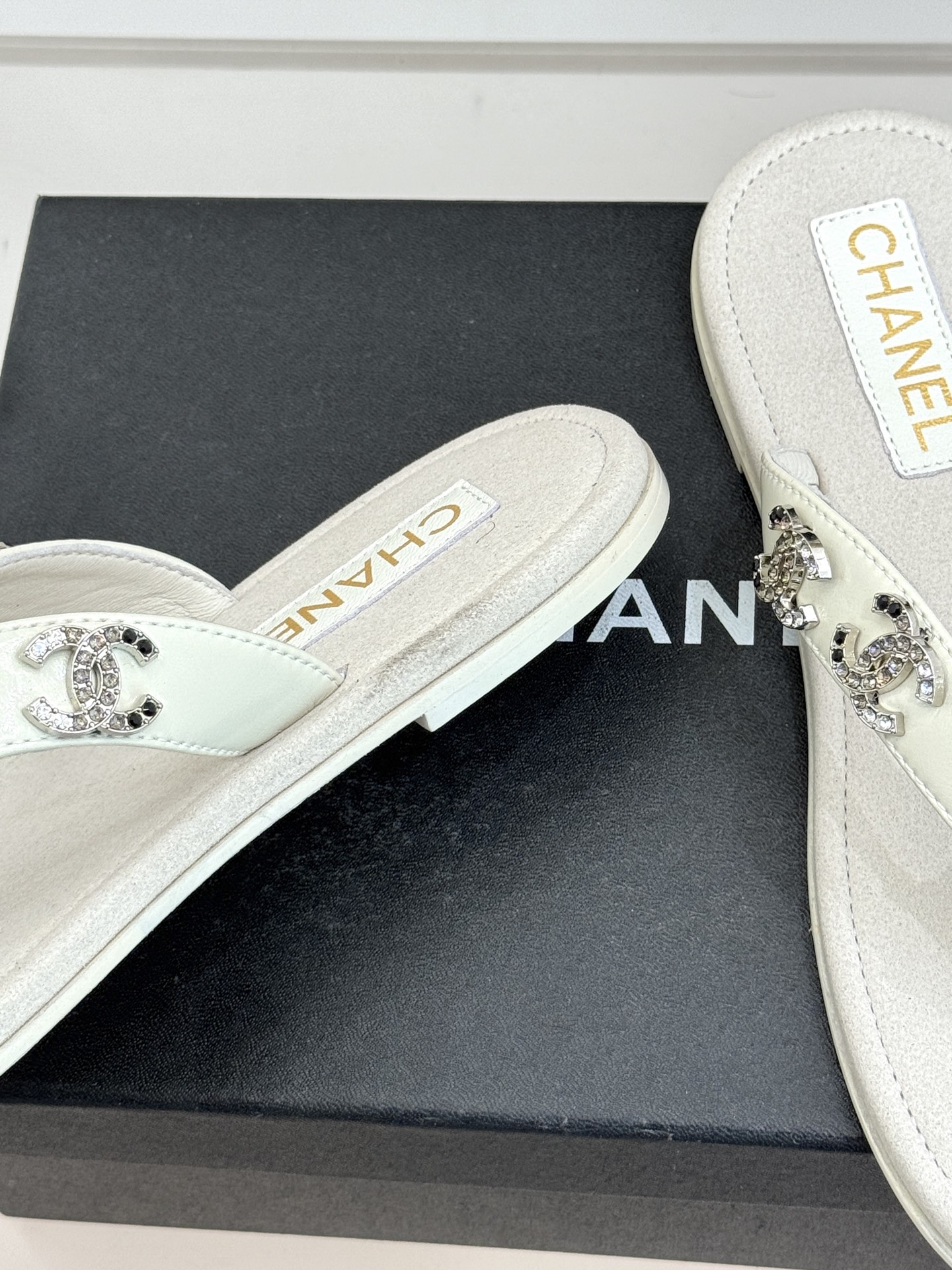 CHANE* ｜小香25。春夏新品珠宝人字拖夹脚拖鞋好穿又出片的度假风人字拖🏖️经典双C珠宝设计真的很精