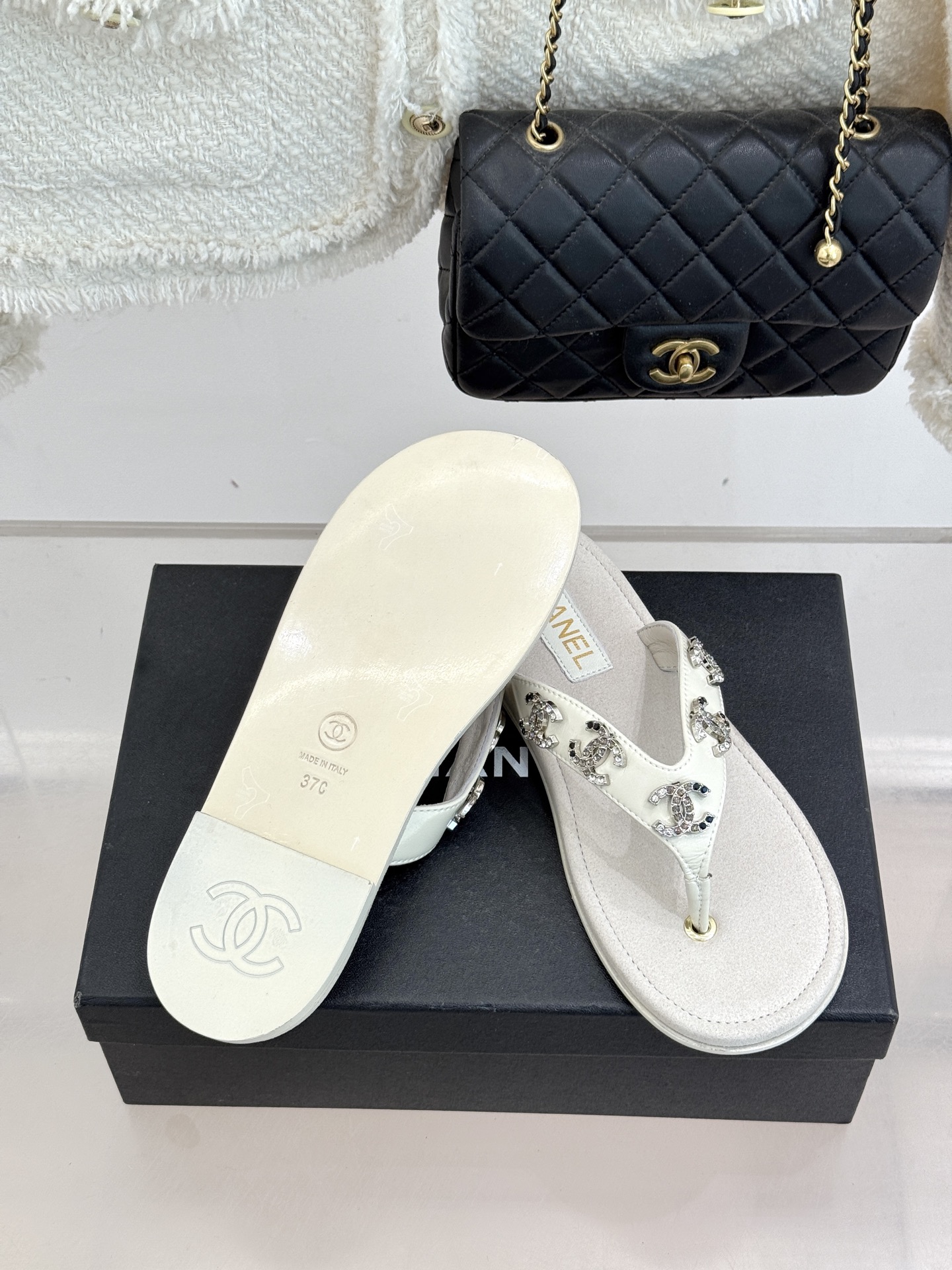 CHANE* ｜小香25。春夏新品珠宝人字拖夹脚拖鞋好穿又出片的度假风人字拖🏖️经典双C珠宝设计真的很精