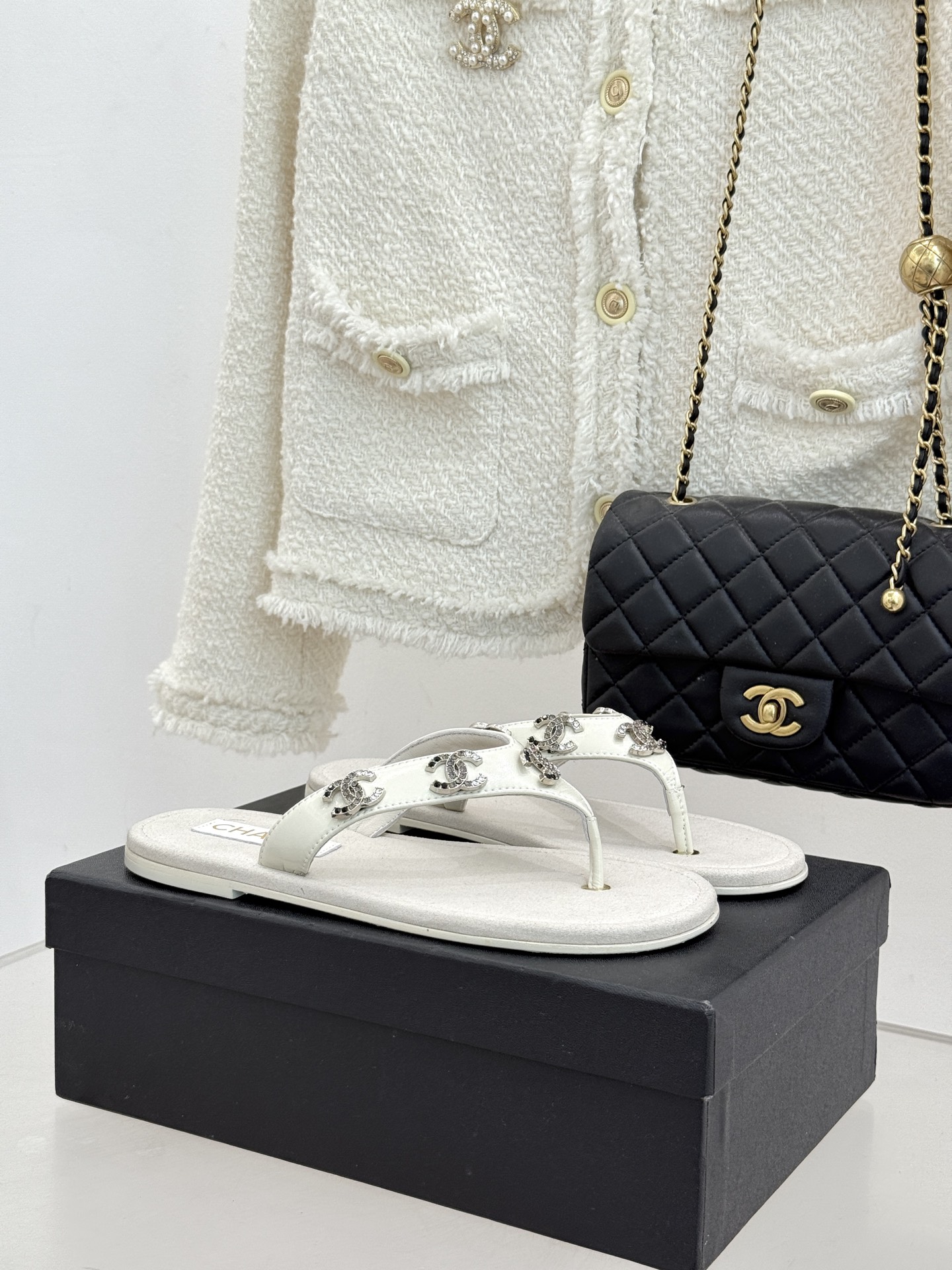 CHANE* ｜小香25。春夏新品珠宝人字拖夹脚拖鞋好穿又出片的度假风人字拖🏖️经典双C珠宝设计真的很精