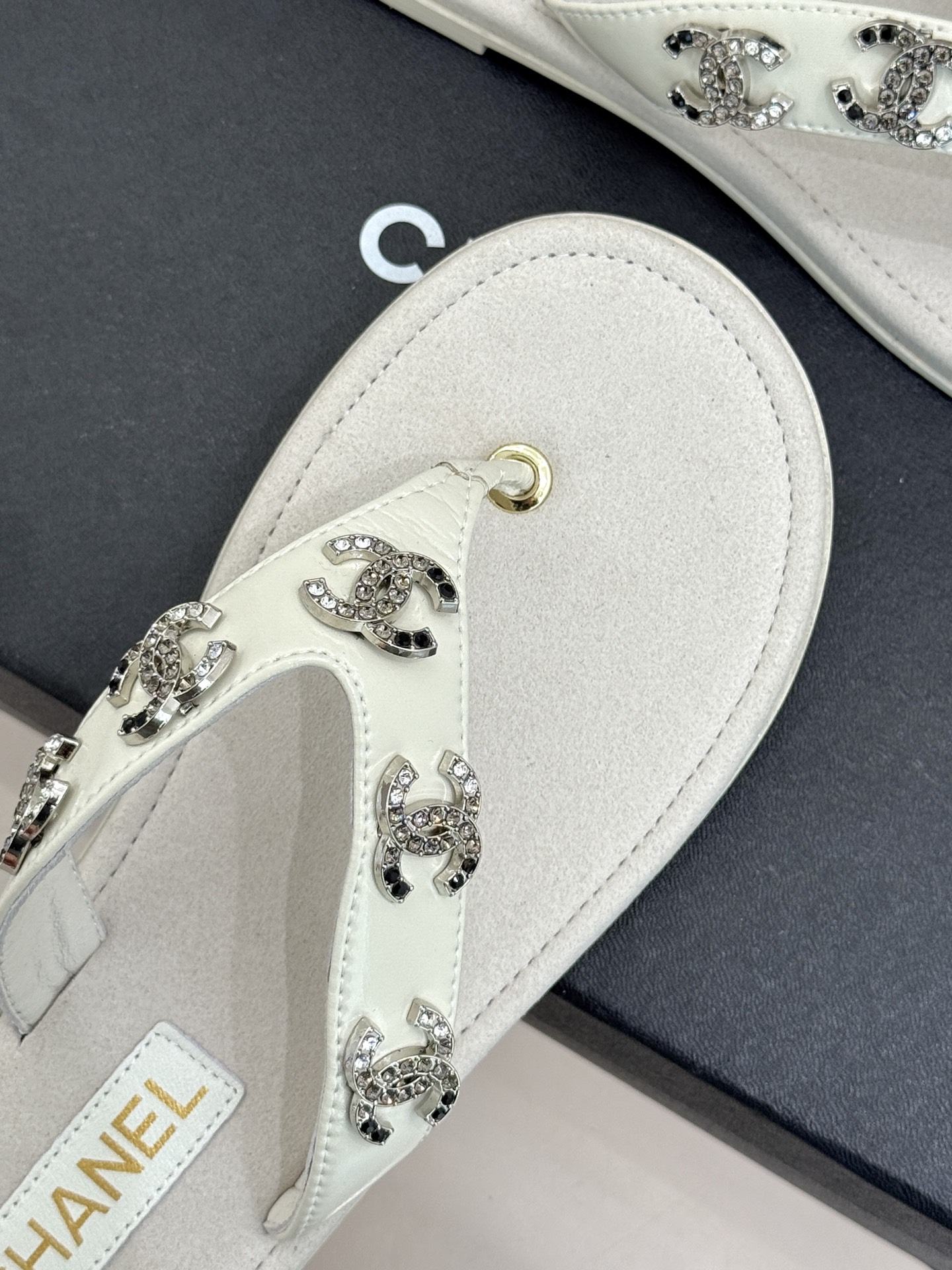 CHANE* ｜小香25。春夏新品珠宝人字拖夹脚拖鞋好穿又出片的度假风人字拖🏖️经典双C珠宝设计真的很精