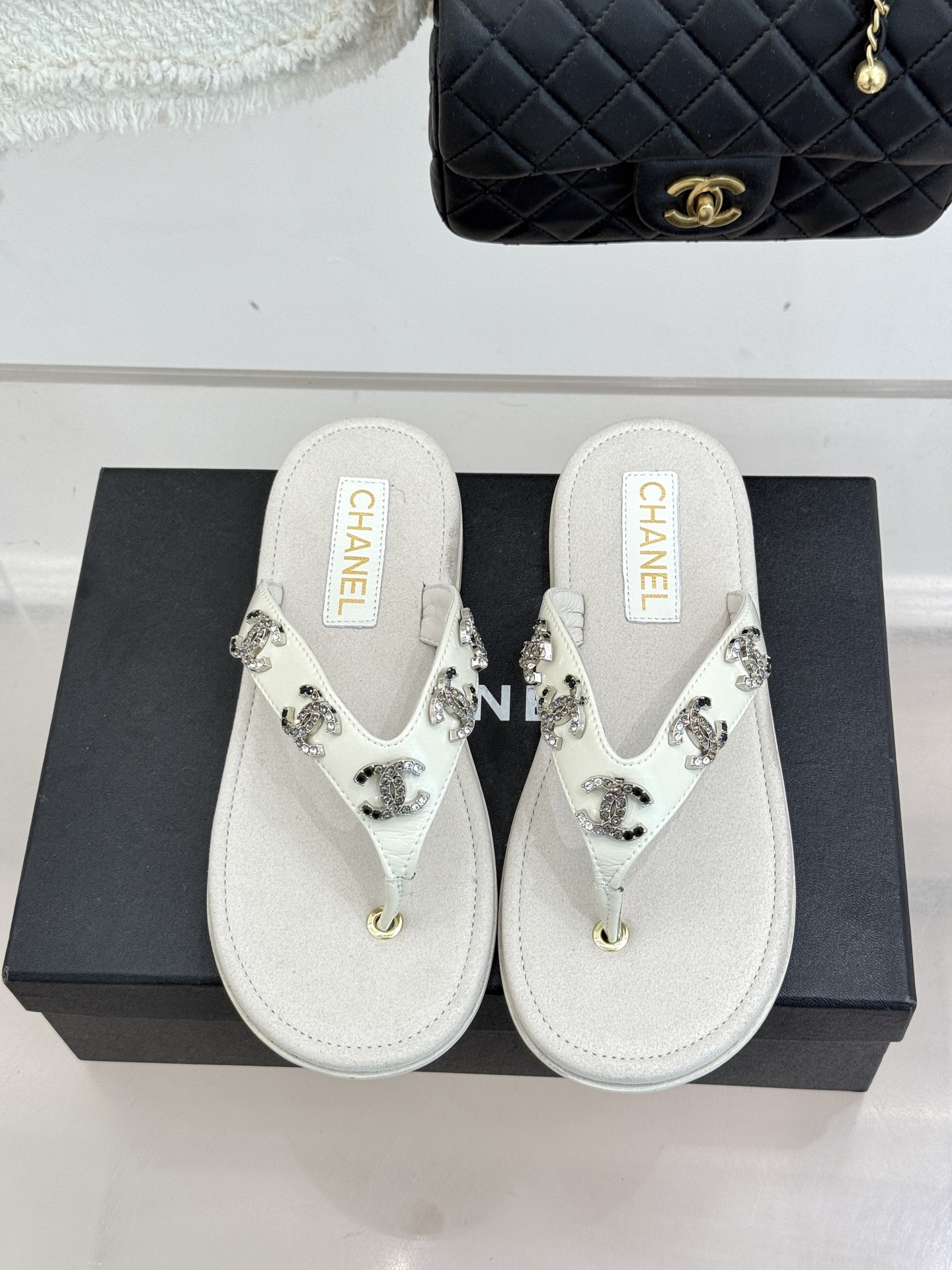 CHANE* ｜小香25。春夏新品珠宝人字拖夹脚拖鞋好穿又出片的度假风人字拖🏖️经典双C珠宝设计真的很精
