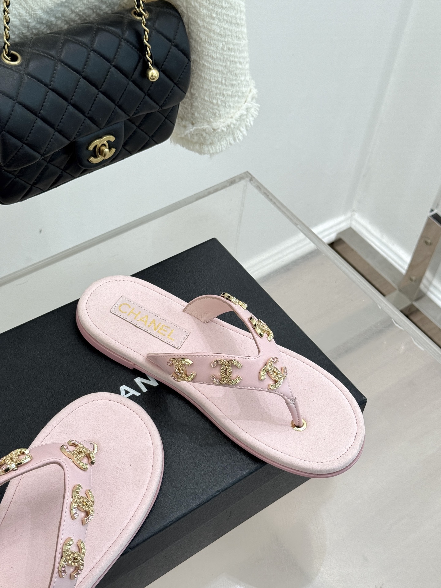 CHANE* ｜小香25。春夏新品珠宝人字拖夹脚拖鞋好穿又出片的度假风人字拖🏖️经典双C珠宝设计真的很精