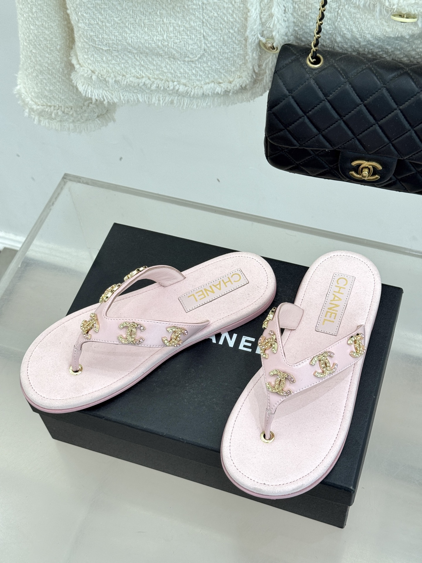 CHANE* ｜小香25。春夏新品珠宝人字拖夹脚拖鞋好穿又出片的度假风人字拖🏖️经典双C珠宝设计真的很精