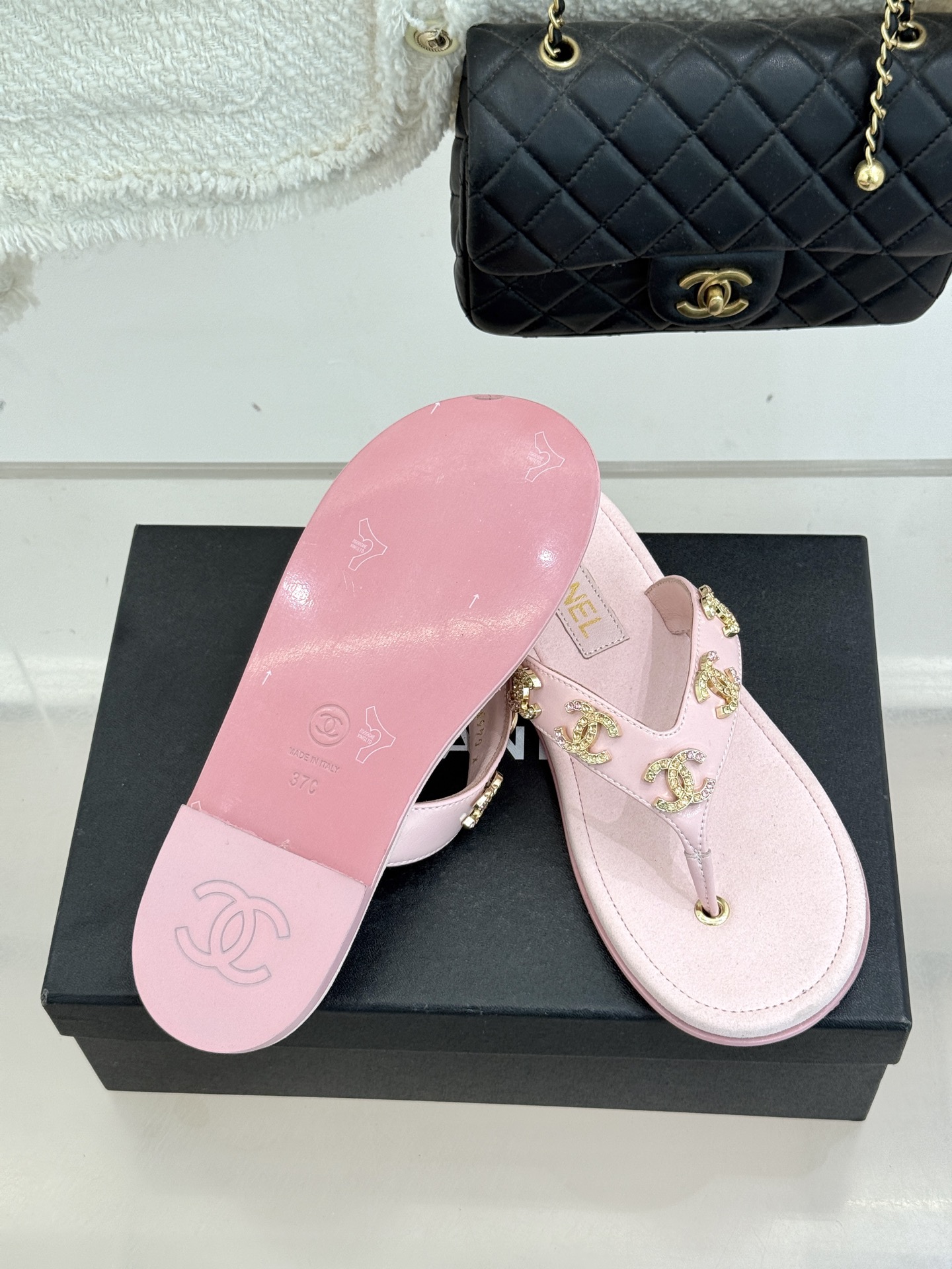 CHANE* ｜小香25。春夏新品珠宝人字拖夹脚拖鞋好穿又出片的度假风人字拖🏖️经典双C珠宝设计真的很精