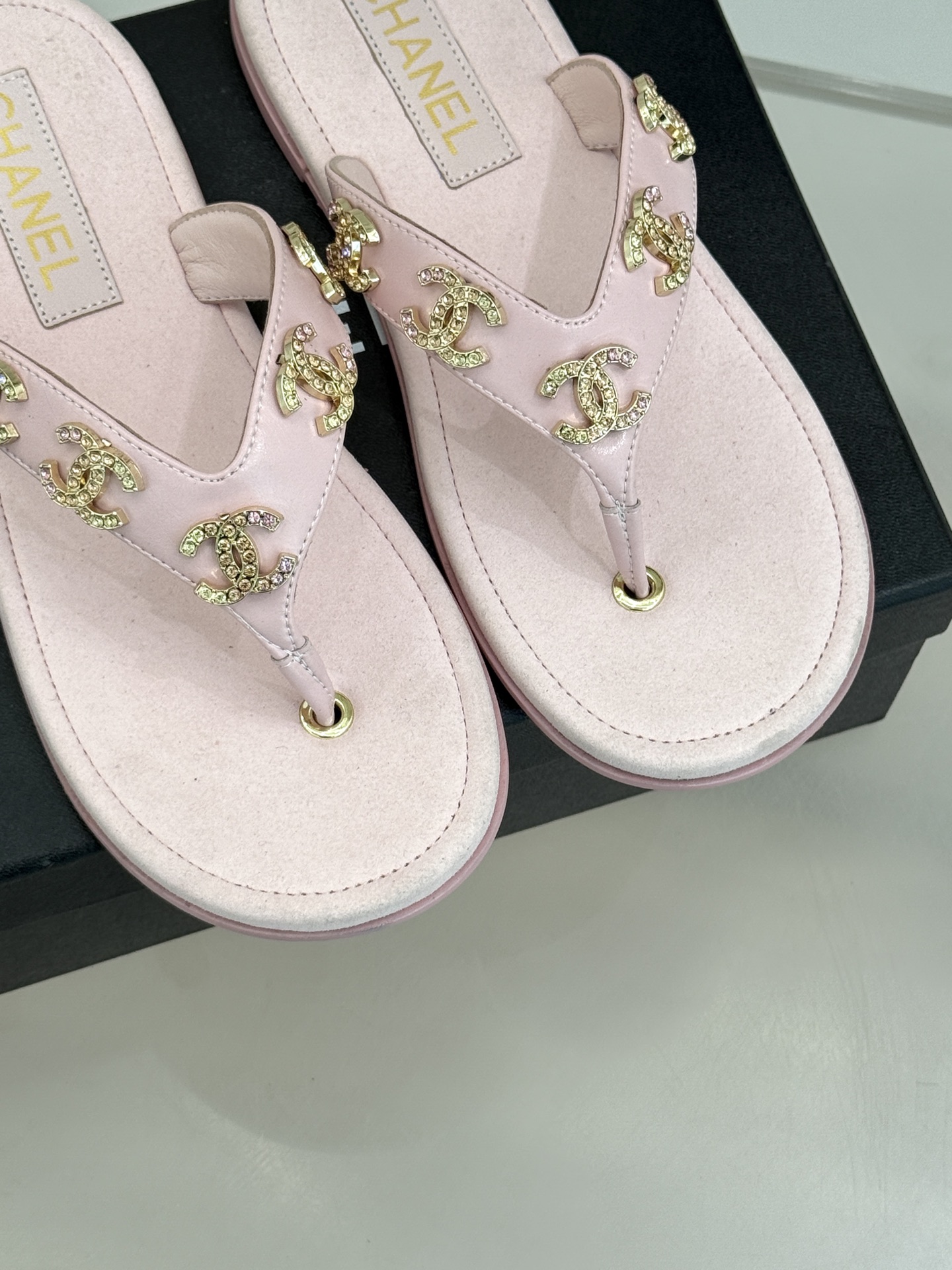 CHANE* ｜小香25。春夏新品珠宝人字拖夹脚拖鞋好穿又出片的度假风人字拖🏖️经典双C珠宝设计真的很精
