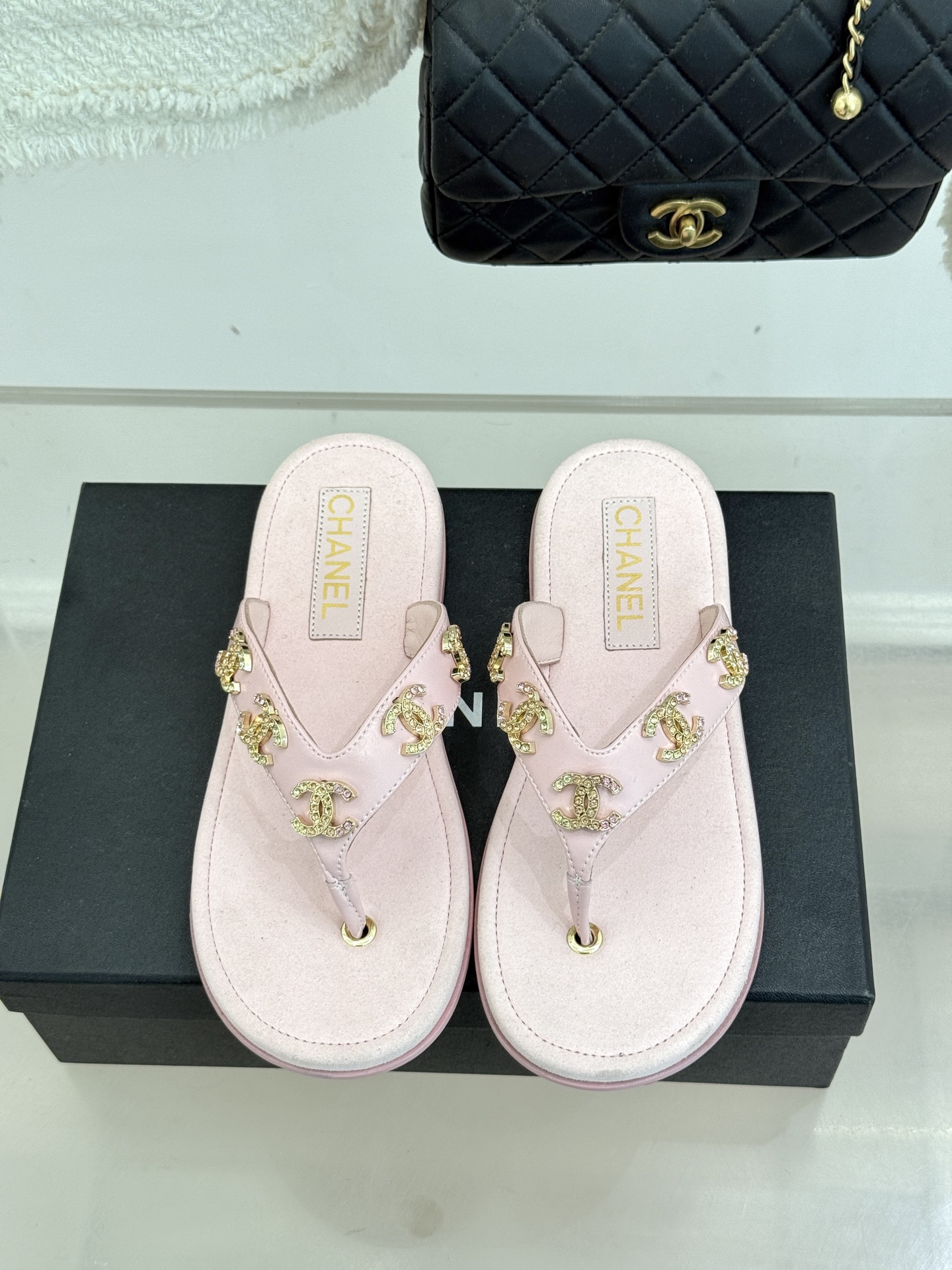 CHANE* ｜小香25。春夏新品珠宝人字拖夹脚拖鞋好穿又出片的度假风人字拖🏖️经典双C珠宝设计真的很精