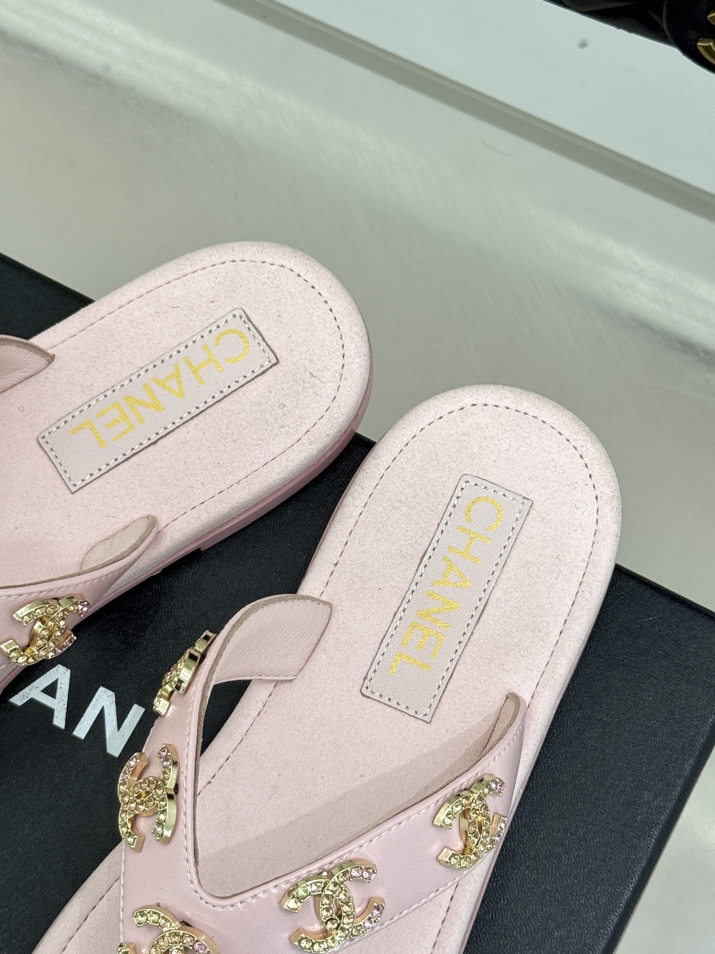 CHANE* ｜小香25。春夏新品珠宝人字拖夹脚拖鞋好穿又出片的度假风人字拖🏖️经典双C珠宝设计真的很精
