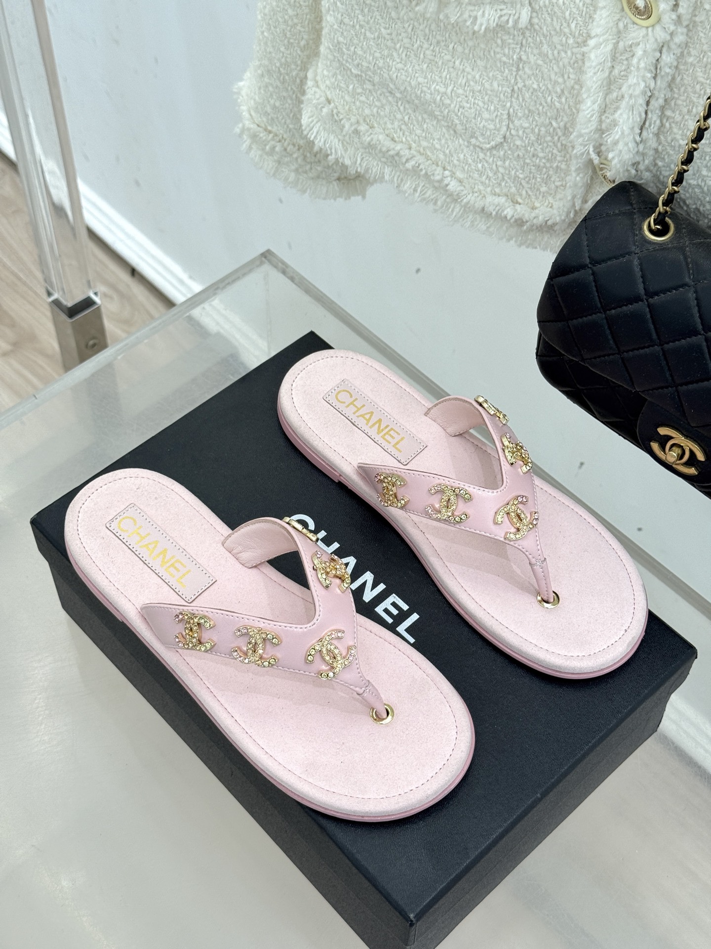 CHANE* ｜小香25。春夏新品珠宝人字拖夹脚拖鞋好穿又出片的度假风人字拖🏖️经典双C珠宝设计真的很精