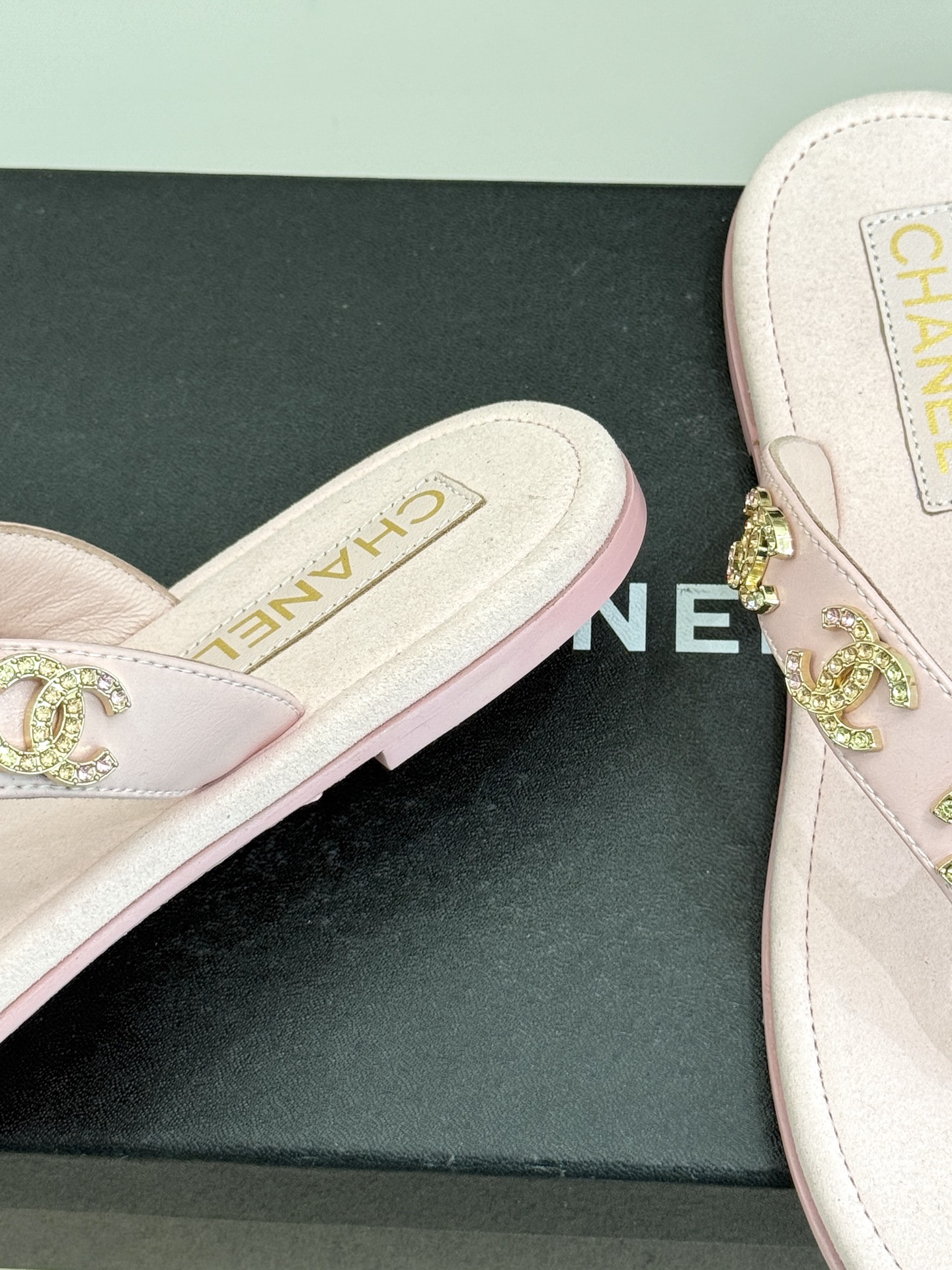 CHANE* ｜小香25。春夏新品珠宝人字拖夹脚拖鞋好穿又出片的度假风人字拖🏖️经典双C珠宝设计真的很精