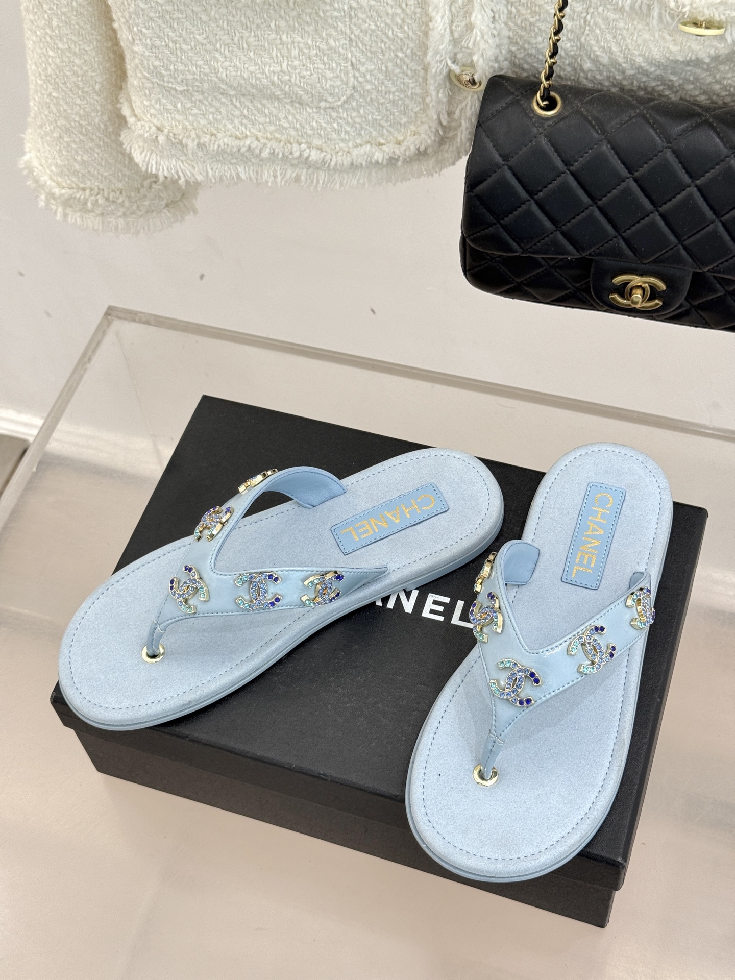 CHANE* ｜小香25。春夏新品珠宝人字拖夹脚拖鞋好穿又出片的度假风人字拖🏖️经典双C珠宝设计真的很精