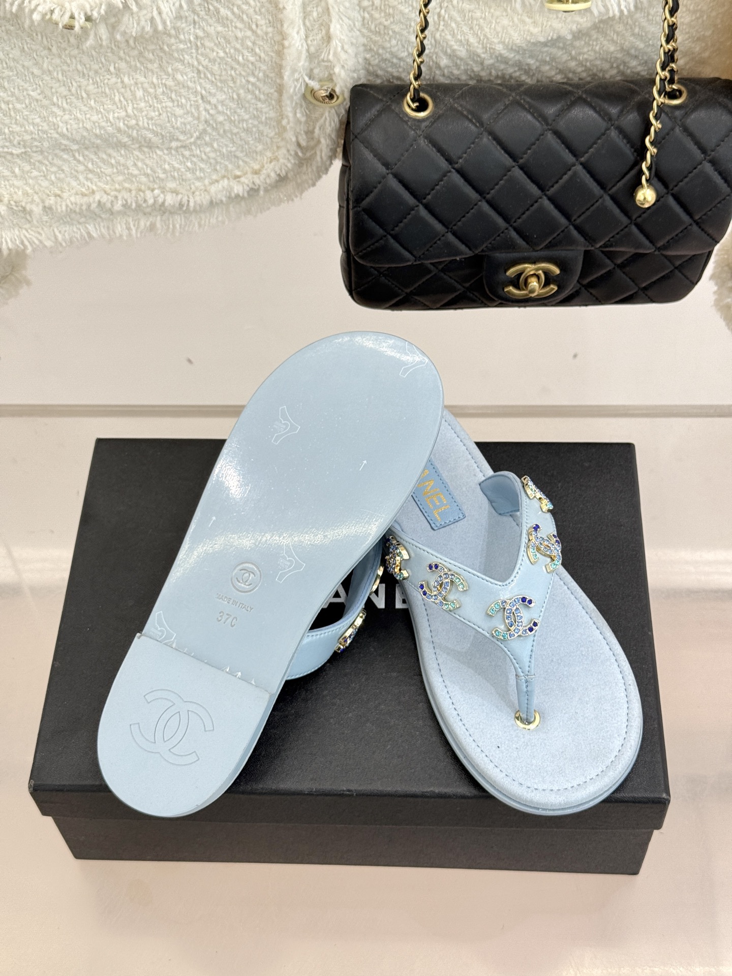 CHANE* ｜小香25。春夏新品珠宝人字拖夹脚拖鞋好穿又出片的度假风人字拖🏖️经典双C珠宝设计真的很精