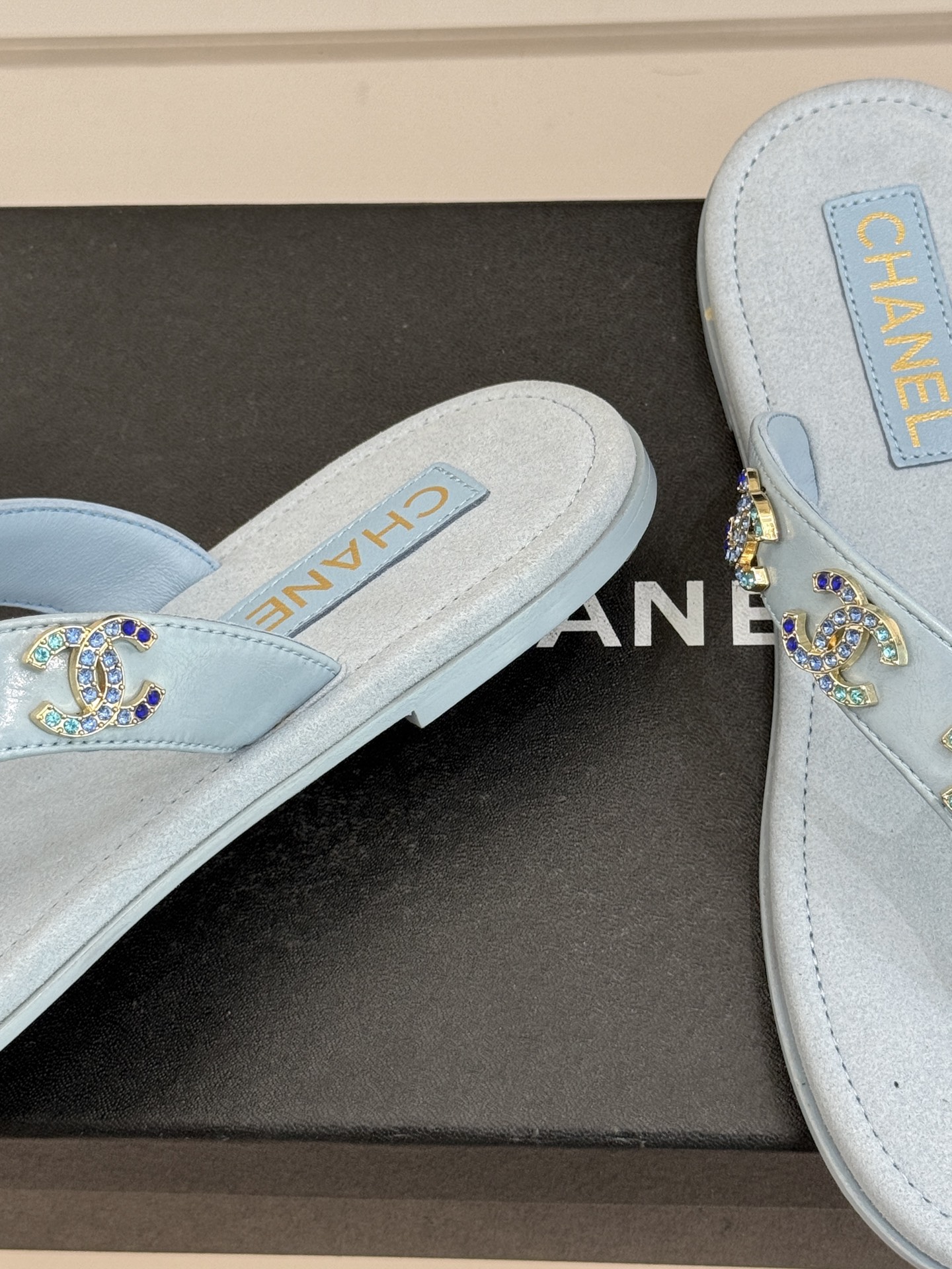CHANE* ｜小香25。春夏新品珠宝人字拖夹脚拖鞋好穿又出片的度假风人字拖🏖️经典双C珠宝设计真的很精