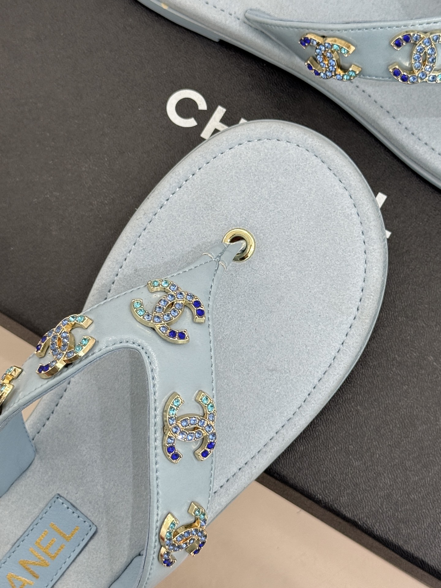 CHANE* ｜小香25。春夏新品珠宝人字拖夹脚拖鞋好穿又出片的度假风人字拖🏖️经典双C珠宝设计真的很精