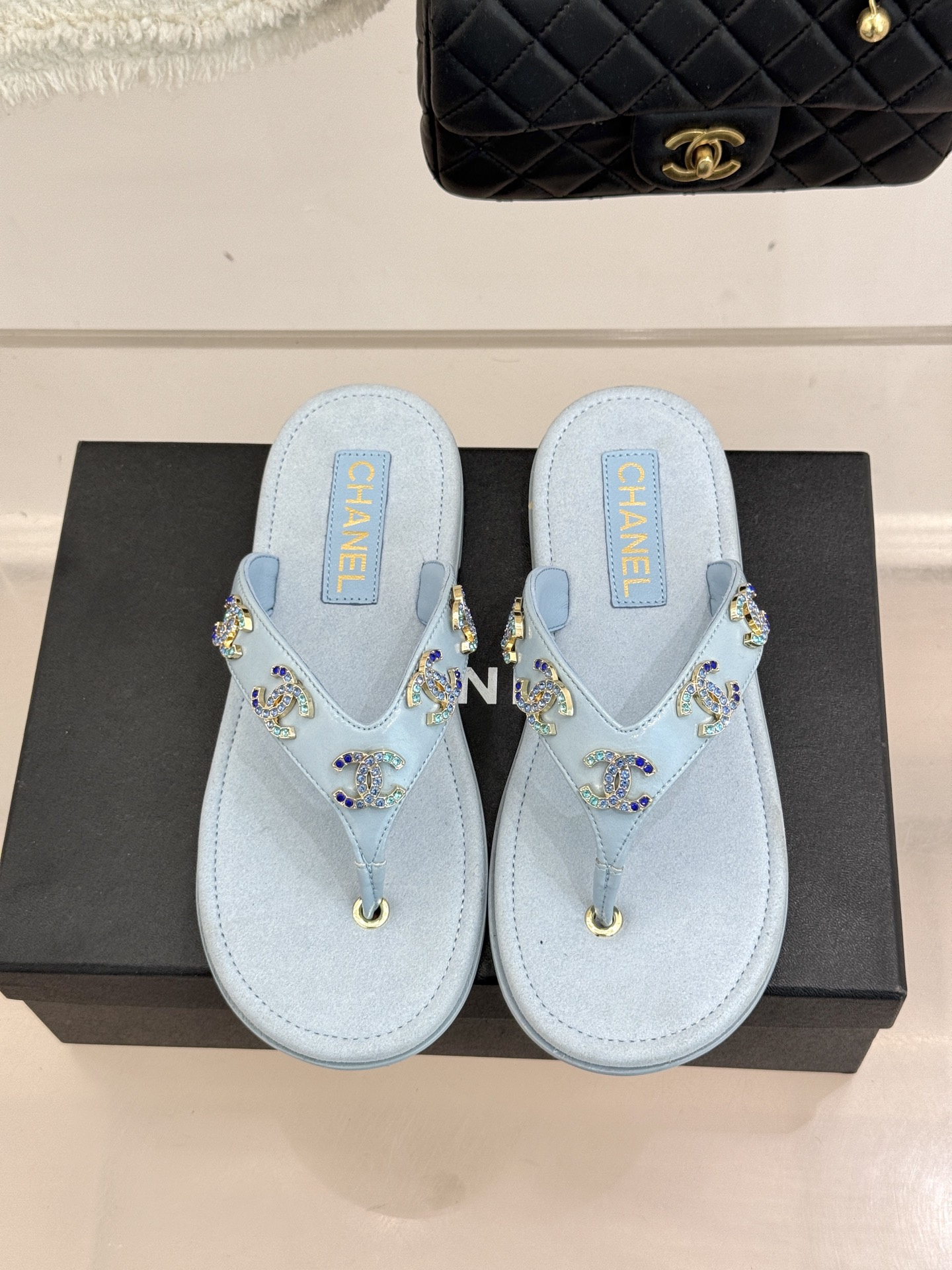 CHANE* ｜小香25。春夏新品珠宝人字拖夹脚拖鞋好穿又出片的度假风人字拖🏖️经典双C珠宝设计真的很精