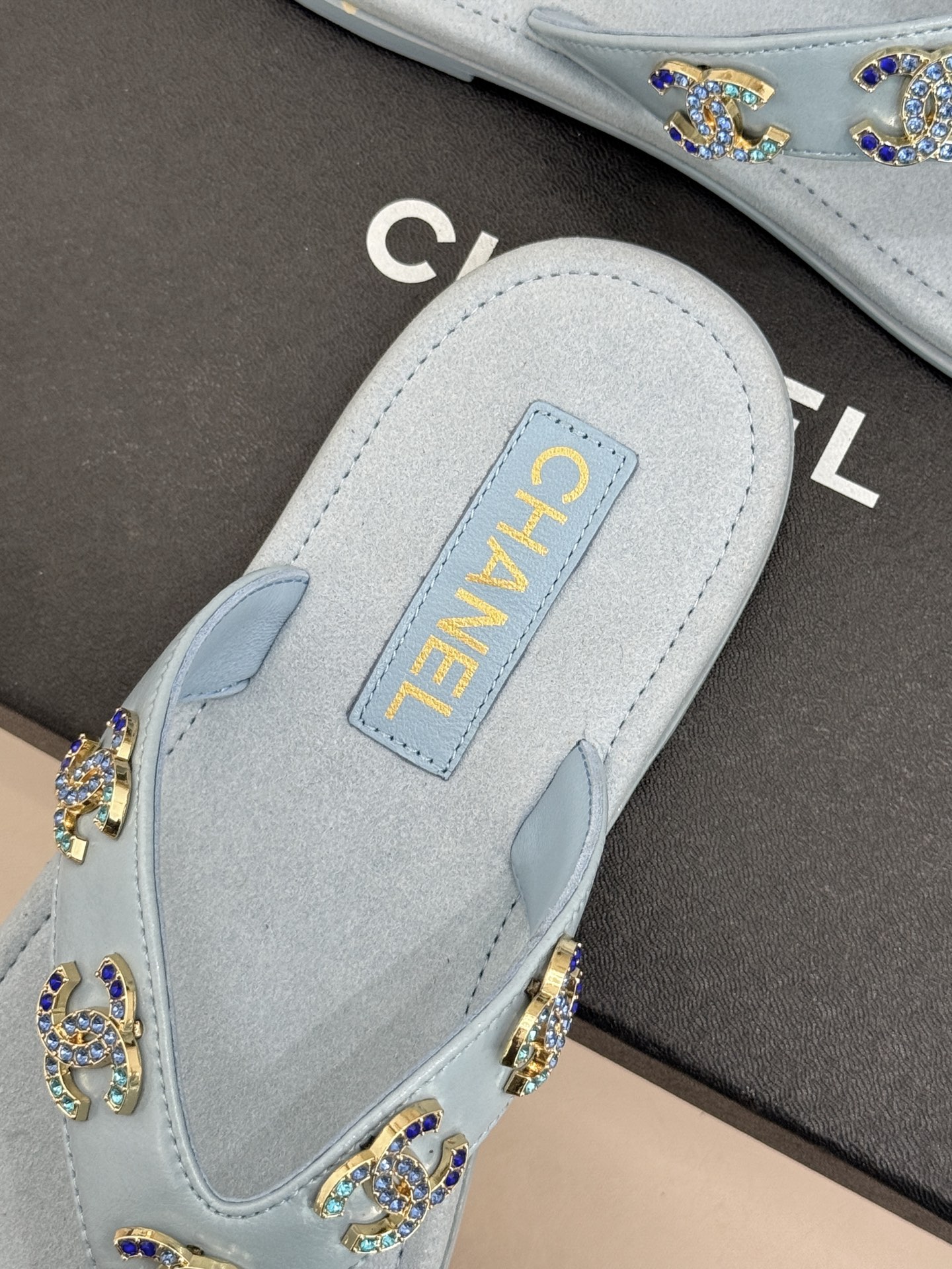 CHANE* ｜小香25。春夏新品珠宝人字拖夹脚拖鞋好穿又出片的度假风人字拖🏖️经典双C珠宝设计真的很精