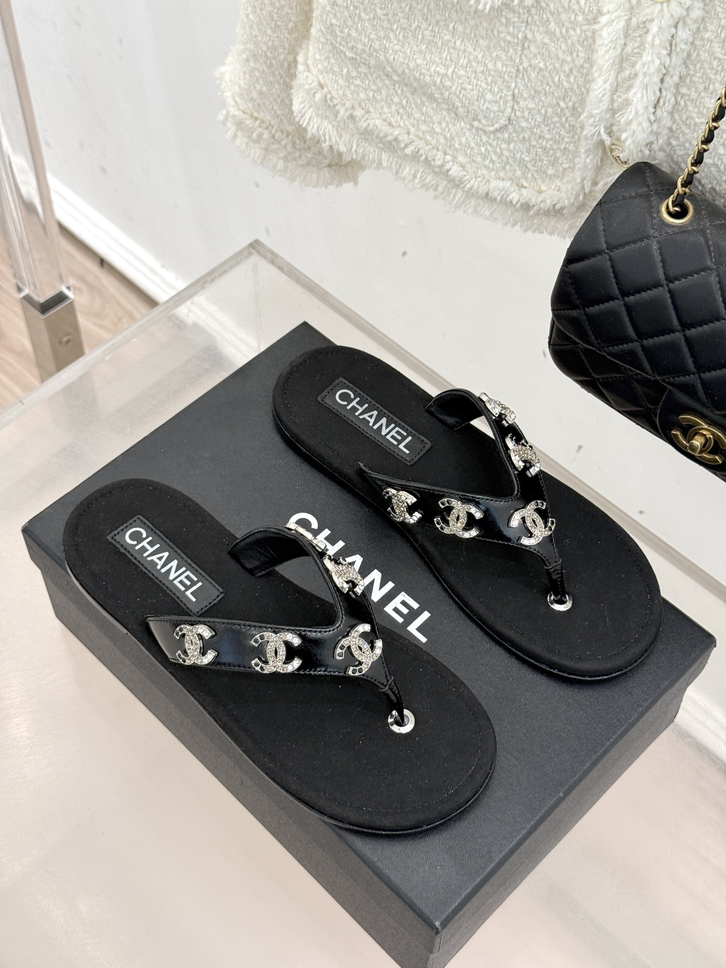 CHANE* ｜小香25。春夏新品珠宝人字拖夹脚拖鞋好穿又出片的度假风人字拖🏖️经典双C珠宝设计真的很精