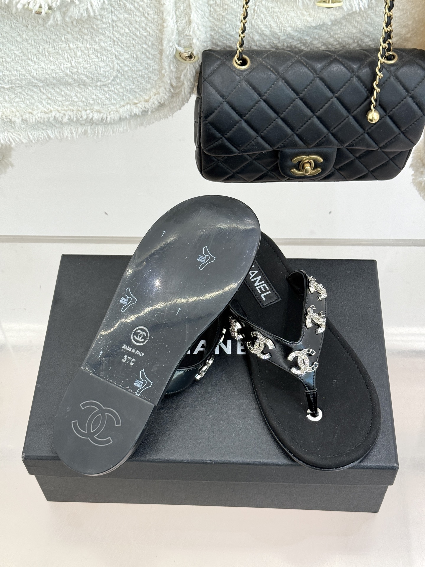 CHANE* ｜小香25。春夏新品珠宝人字拖夹脚拖鞋好穿又出片的度假风人字拖🏖️经典双C珠宝设计真的很精