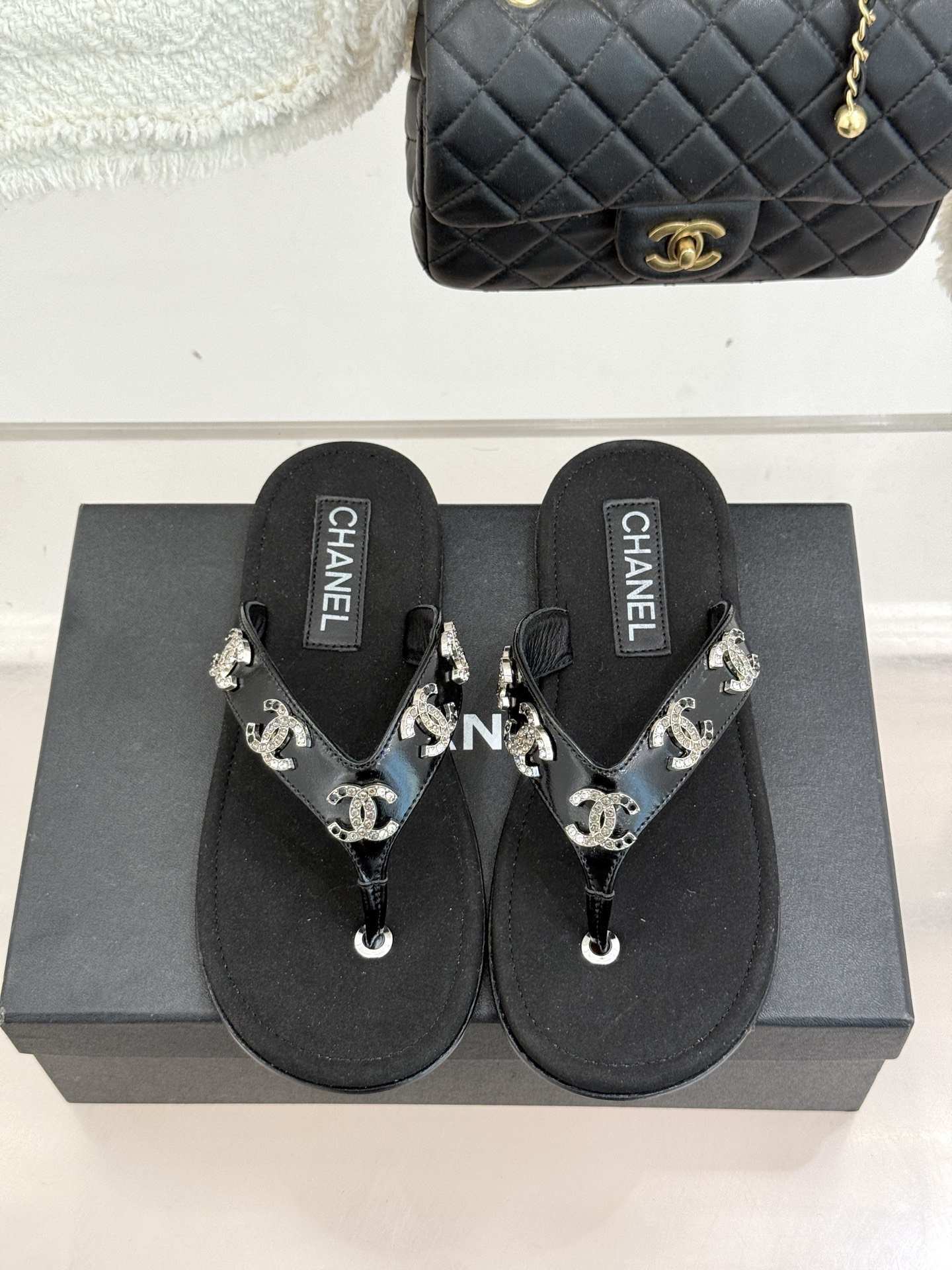 CHANE* ｜小香25。春夏新品珠宝人字拖夹脚拖鞋好穿又出片的度假风人字拖🏖️经典双C珠宝设计真的很精