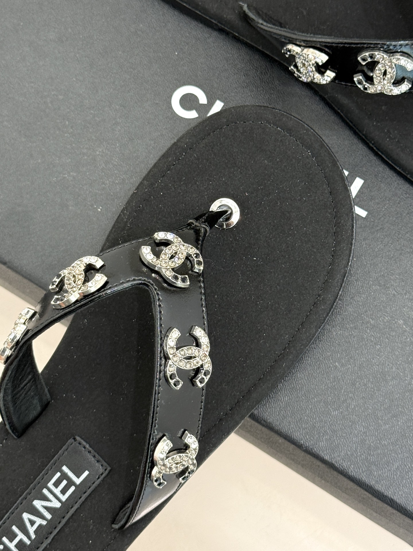 CHANE* ｜小香25。春夏新品珠宝人字拖夹脚拖鞋好穿又出片的度假风人字拖🏖️经典双C珠宝设计真的很精