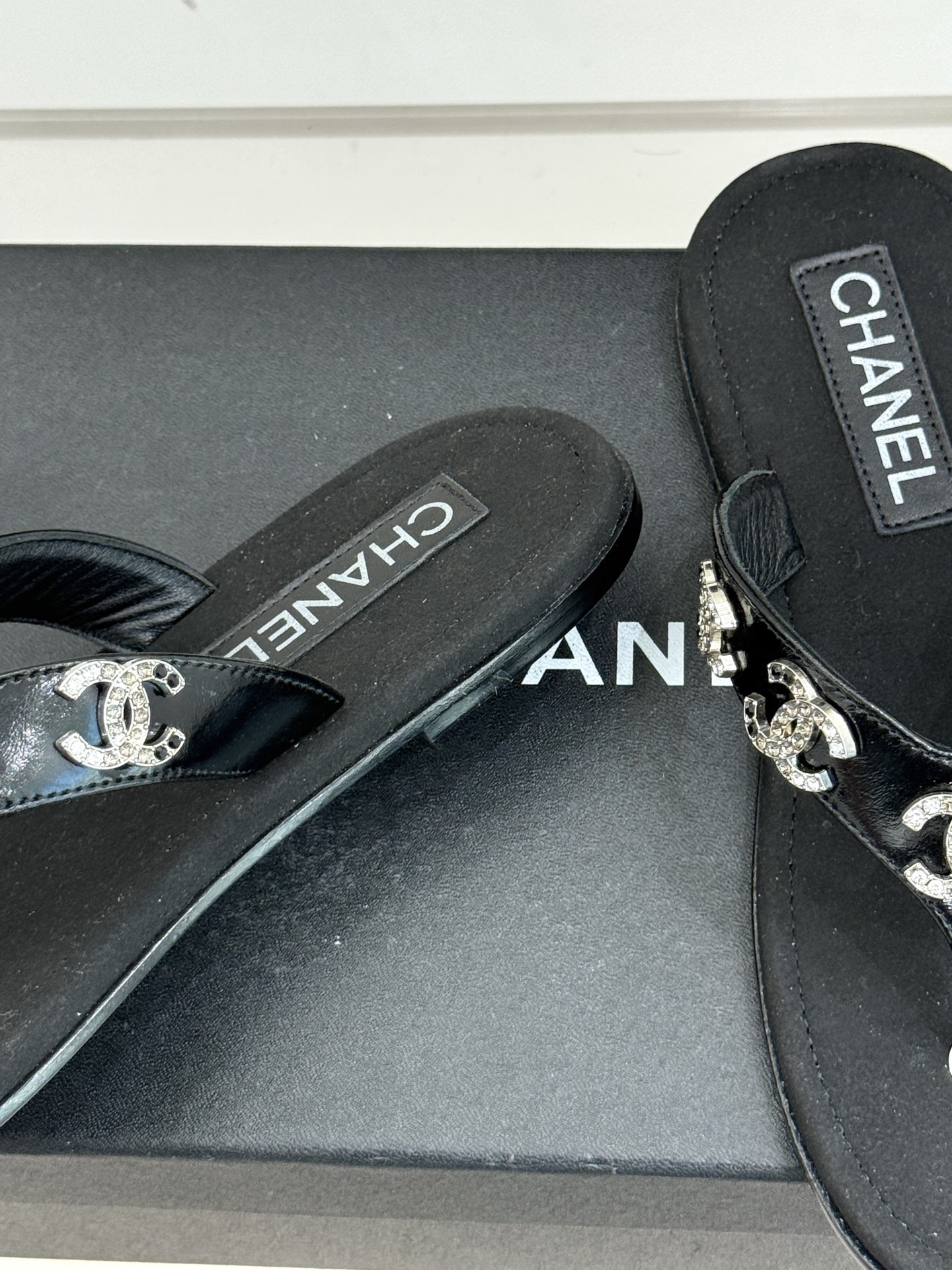 CHANE* ｜小香25。春夏新品珠宝人字拖夹脚拖鞋好穿又出片的度假风人字拖🏖️经典双C珠宝设计真的很精
