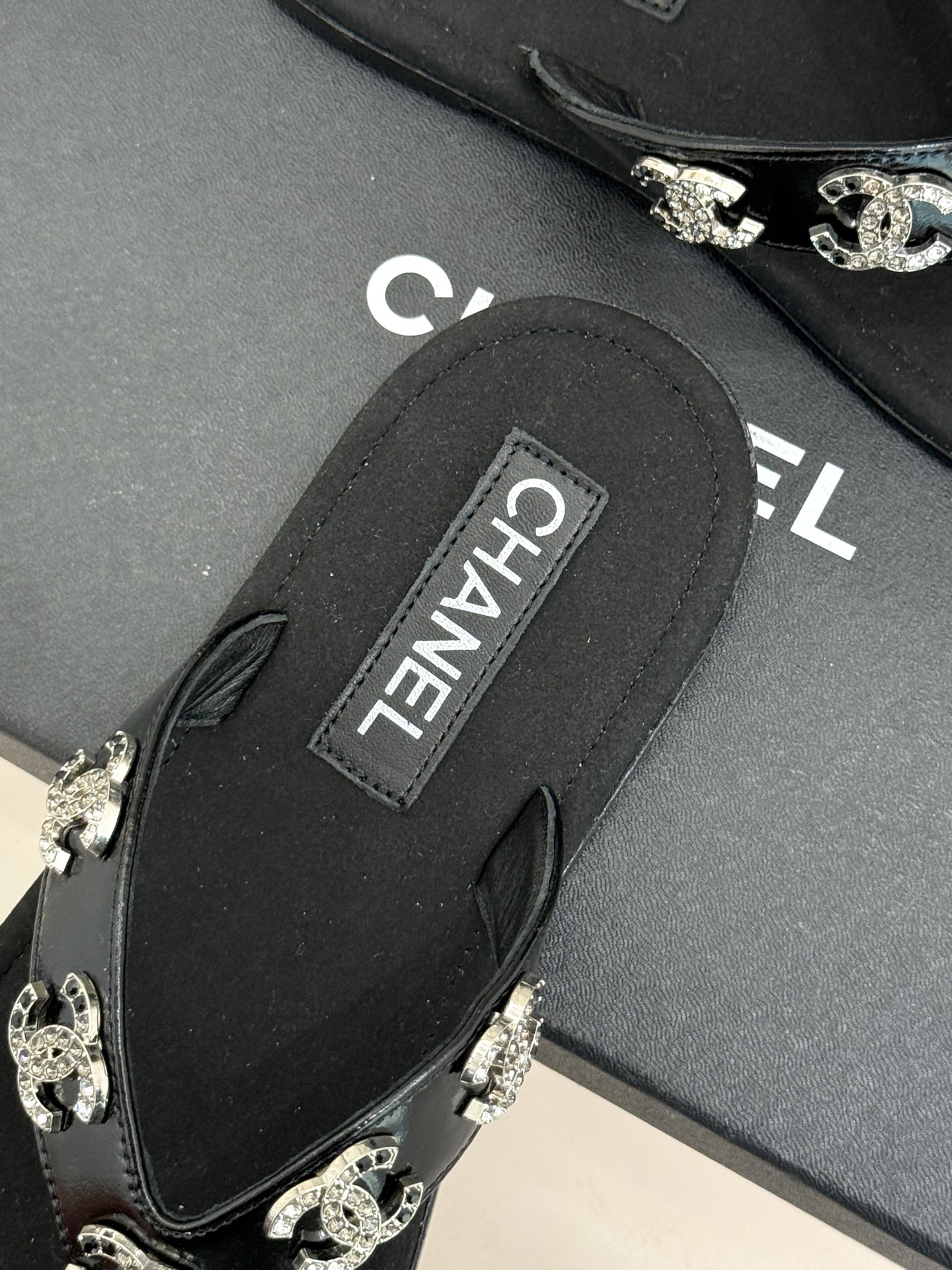 CHANE* ｜小香25。春夏新品珠宝人字拖夹脚拖鞋好穿又出片的度假风人字拖🏖️经典双C珠宝设计真的很精