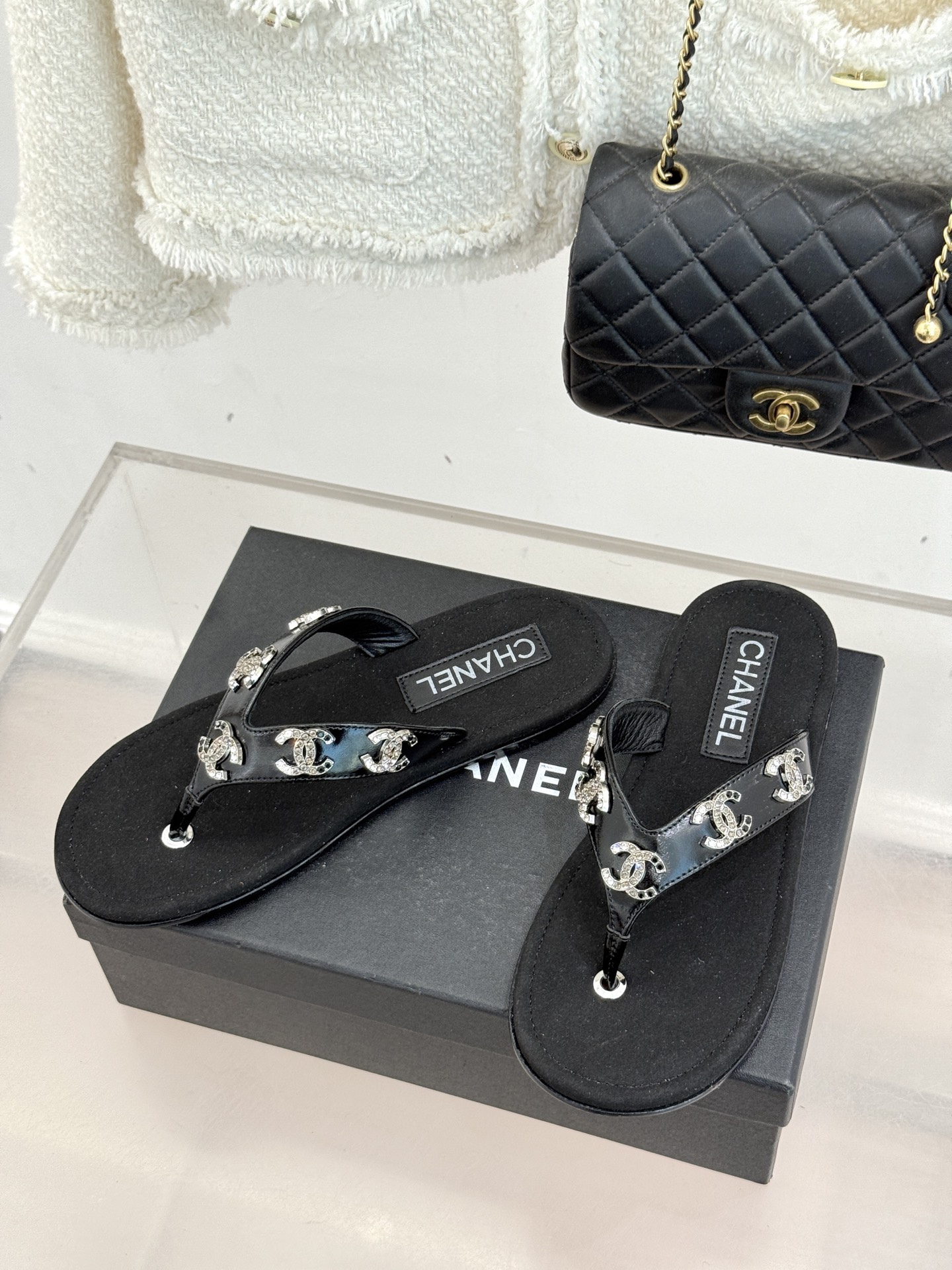 CHANE* ｜小香25。春夏新品珠宝人字拖夹脚拖鞋好穿又出片的度假风人字拖🏖️经典双C珠宝设计真的很精