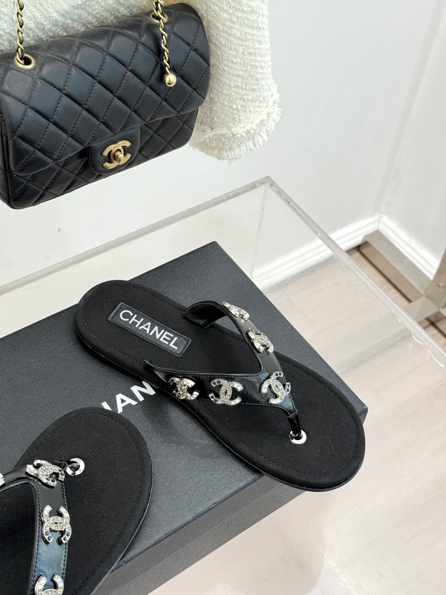 CHANE* ｜小香25。春夏新品珠宝人字拖夹脚拖鞋好穿又出片的度假风人字拖🏖️经典双C珠宝设计真的很精