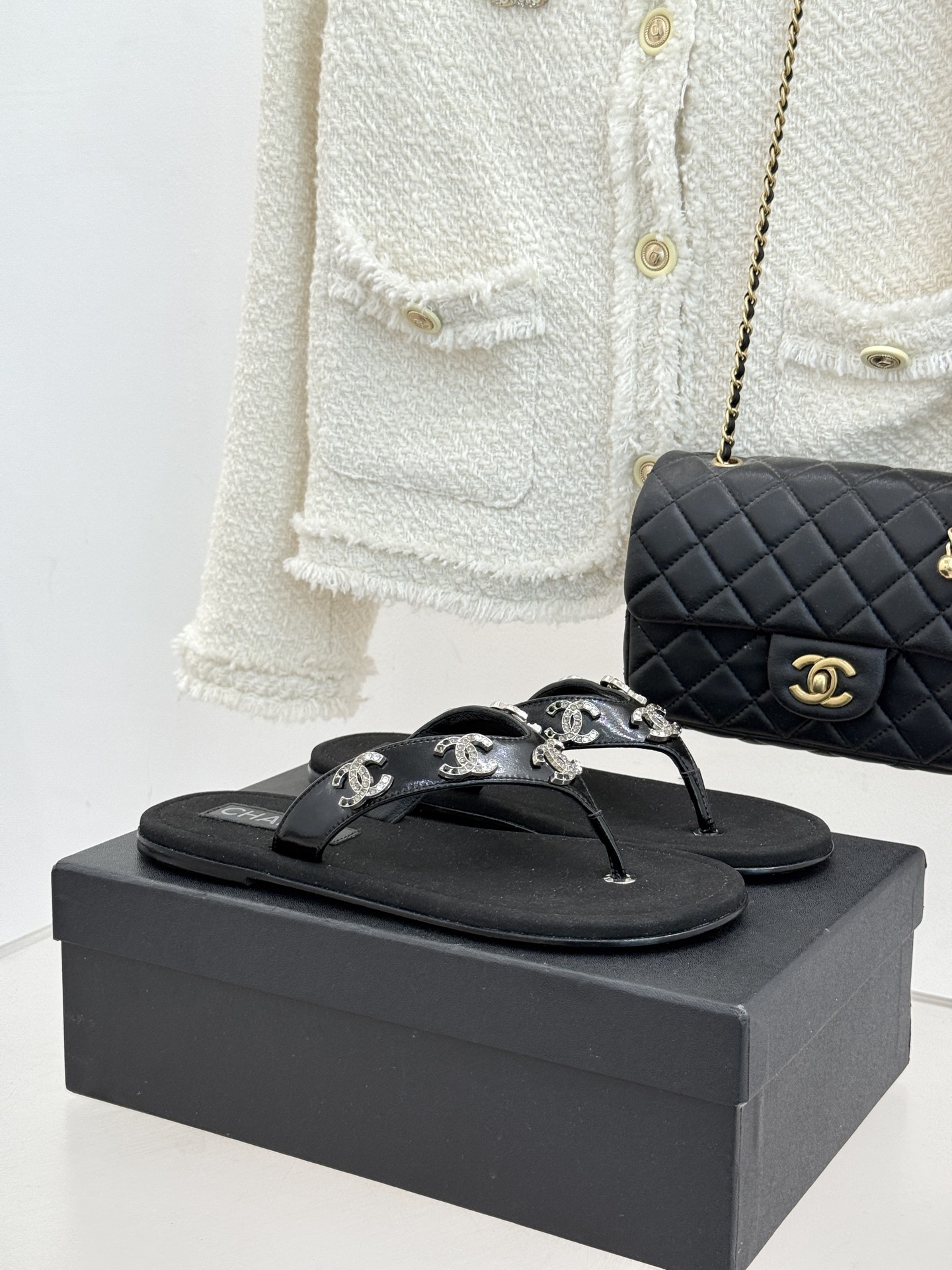 CHANE* ｜小香25。春夏新品珠宝人字拖夹脚拖鞋好穿又出片的度假风人字拖🏖️经典双C珠宝设计真的很精