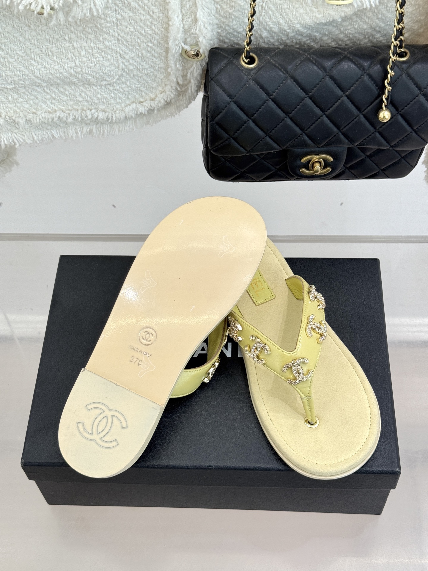 CHANE* ｜小香25。春夏新品珠宝人字拖夹脚拖鞋好穿又出片的度假风人字拖🏖️经典双C珠宝设计真的很精