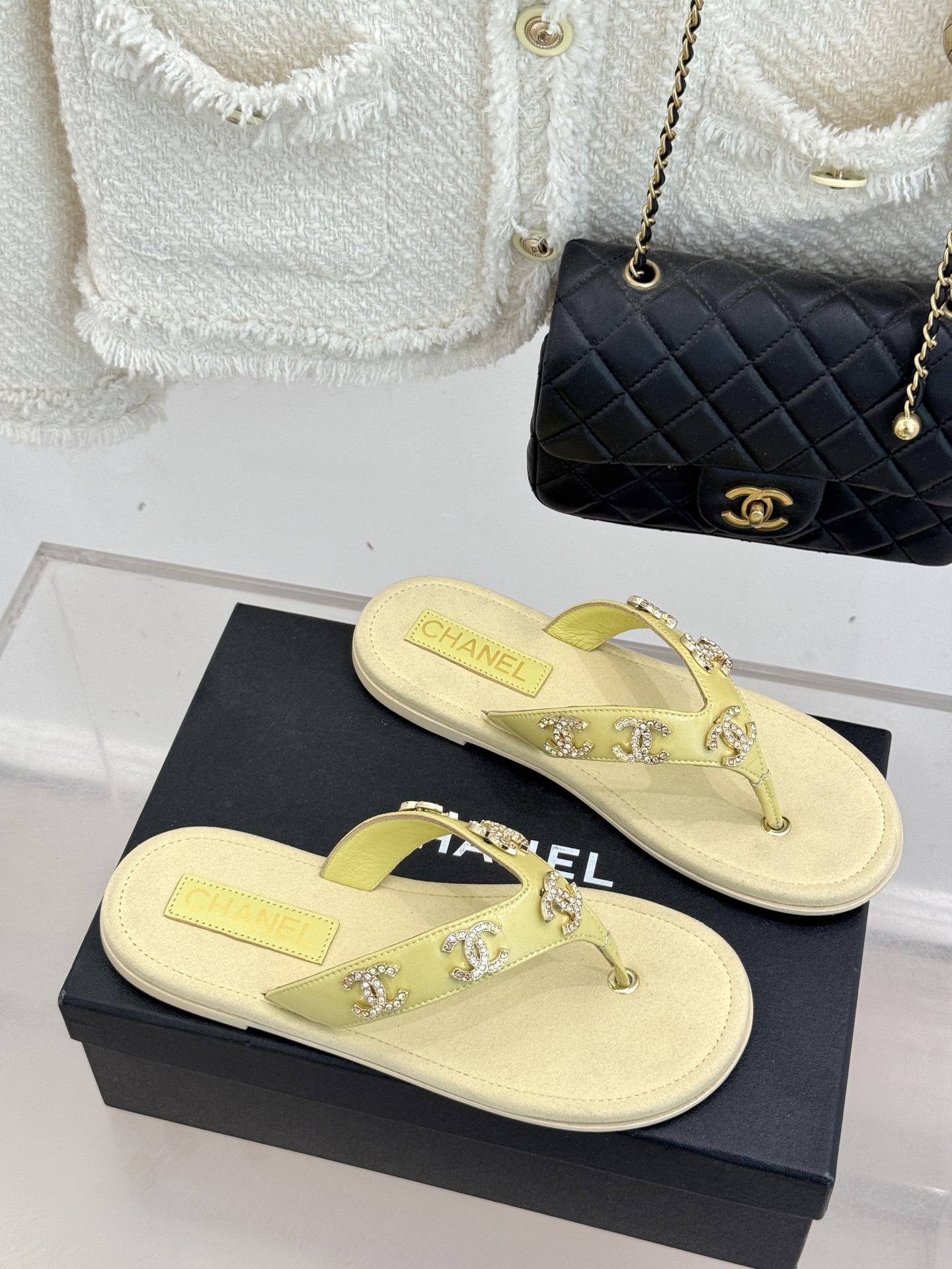 CHANE* ｜小香25。春夏新品珠宝人字拖夹脚拖鞋好穿又出片的度假风人字拖🏖️经典双C珠宝设计真的很精