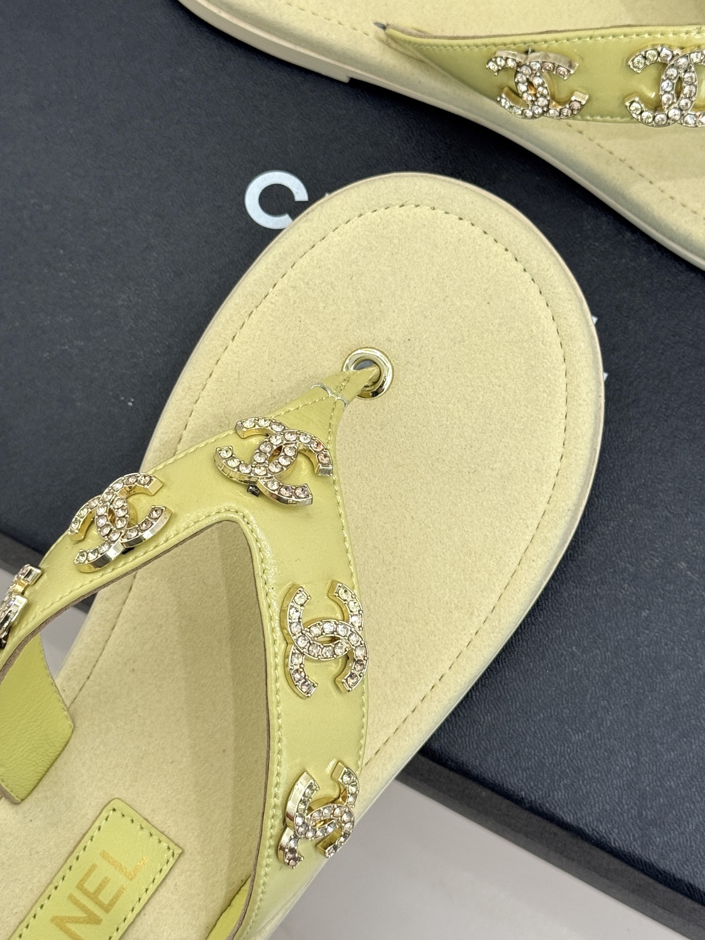 CHANE* ｜小香25。春夏新品珠宝人字拖夹脚拖鞋好穿又出片的度假风人字拖🏖️经典双C珠宝设计真的很精