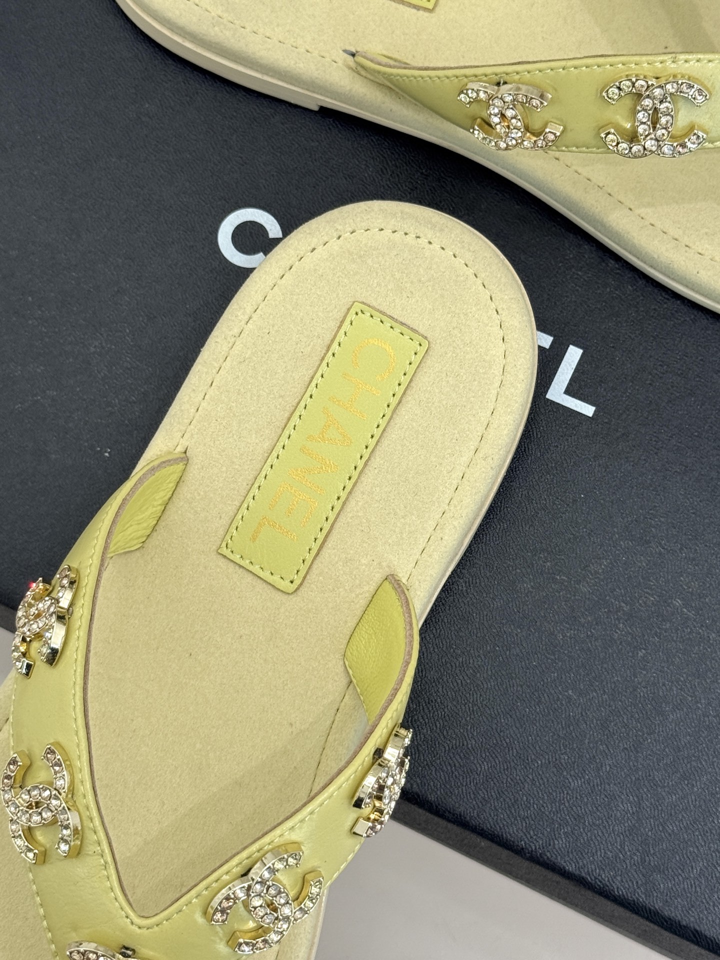 CHANE* ｜小香25。春夏新品珠宝人字拖夹脚拖鞋好穿又出片的度假风人字拖🏖️经典双C珠宝设计真的很精