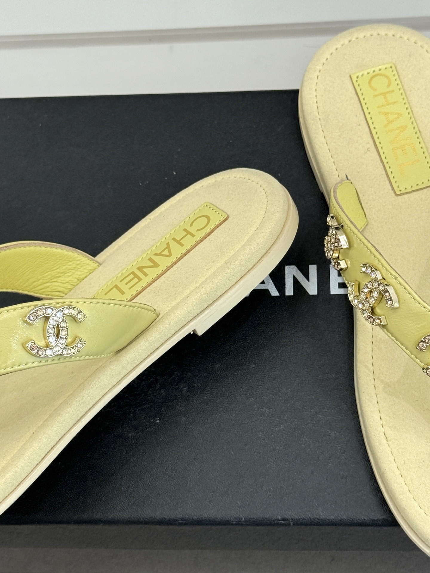 CHANE* ｜小香25。春夏新品珠宝人字拖夹脚拖鞋好穿又出片的度假风人字拖🏖️经典双C珠宝设计真的很精