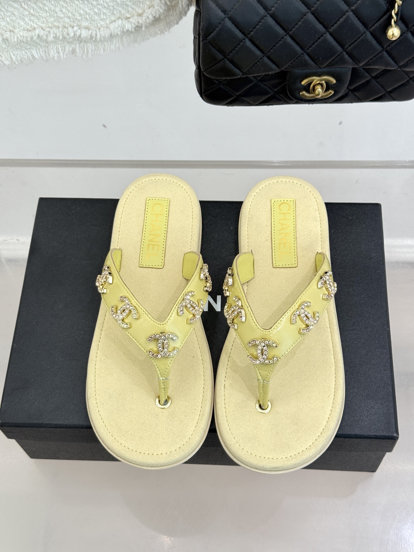 CHANE* ｜小香25。春夏新品珠宝人字拖夹脚拖鞋好穿又出片的度假风人字拖🏖️经典双C珠宝设计真的很精