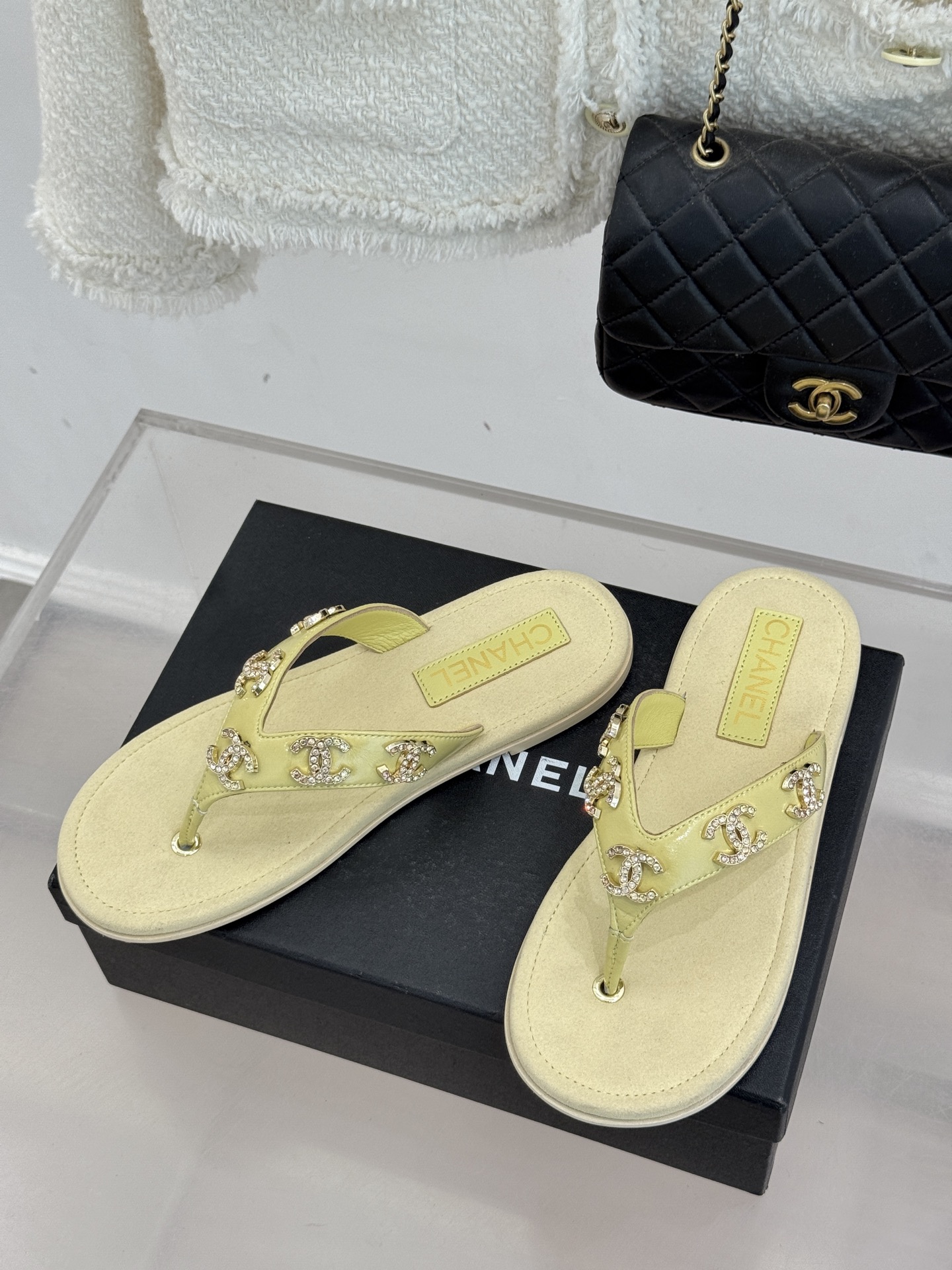 CHANE* ｜小香25。春夏新品珠宝人字拖夹脚拖鞋好穿又出片的度假风人字拖🏖️经典双C珠宝设计真的很精