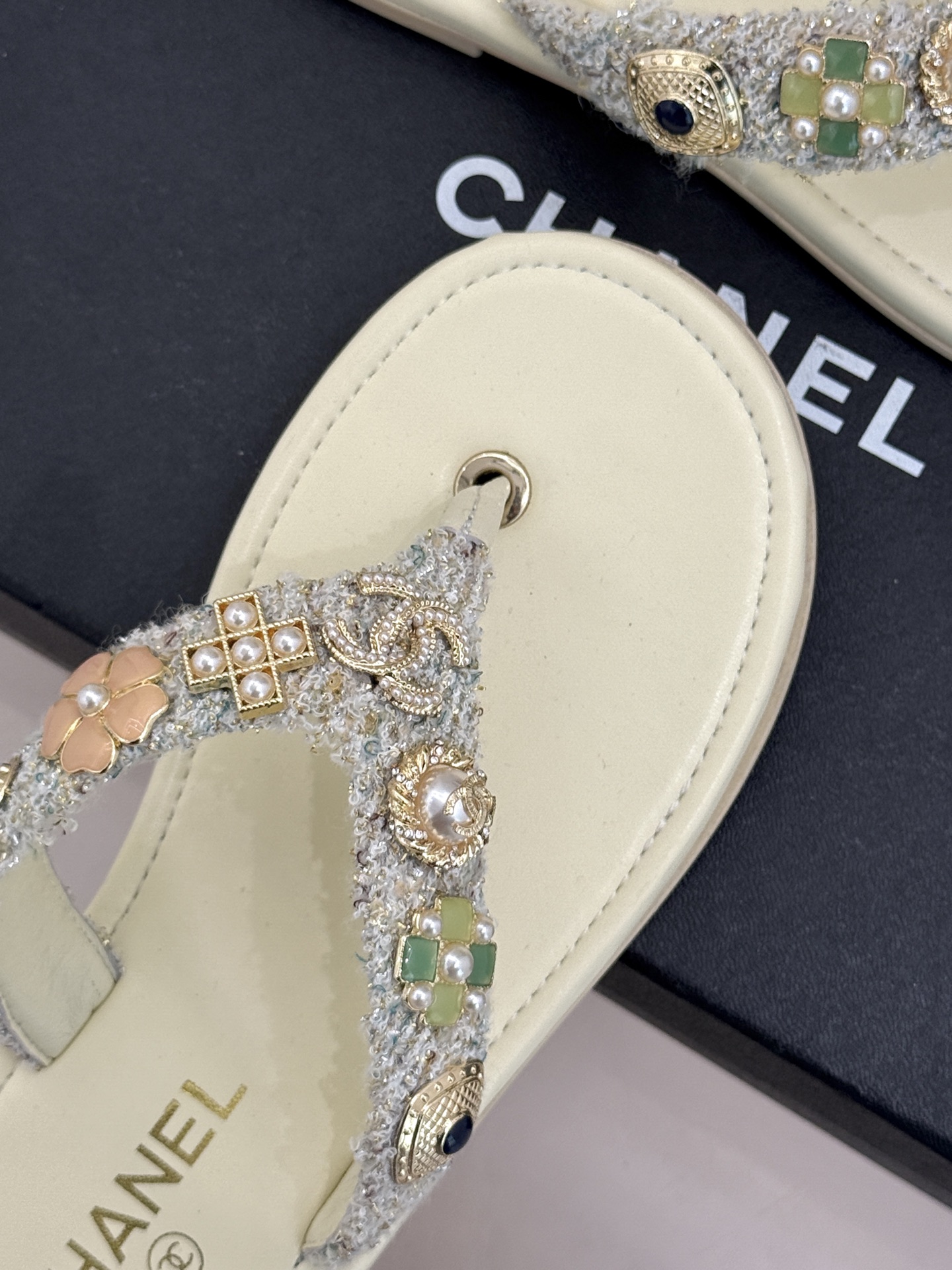 CHANE* ｜小香25。春夏新品珠宝人字拖夹脚拖鞋好穿又出片的度假风人字拖🏖️经典双C珠宝设计真的很精