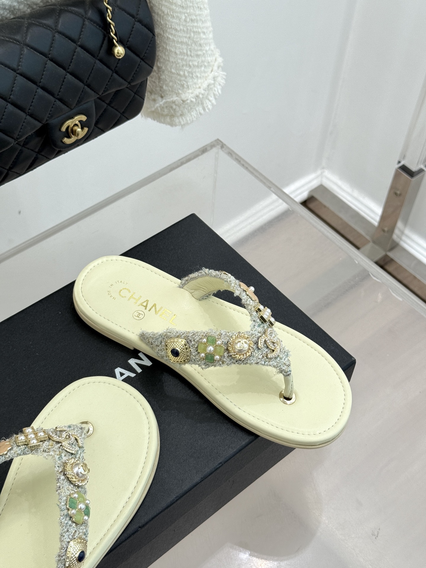 CHANE* ｜小香25。春夏新品珠宝人字拖夹脚拖鞋好穿又出片的度假风人字拖🏖️经典双C珠宝设计真的很精