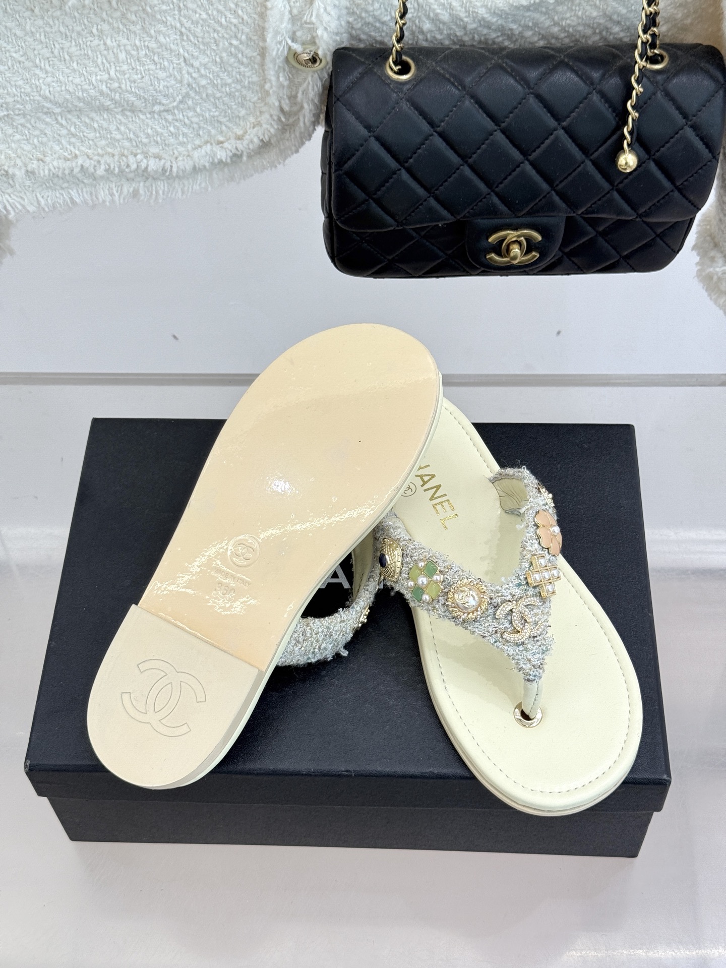 CHANE* ｜小香25。春夏新品珠宝人字拖夹脚拖鞋好穿又出片的度假风人字拖🏖️经典双C珠宝设计真的很精