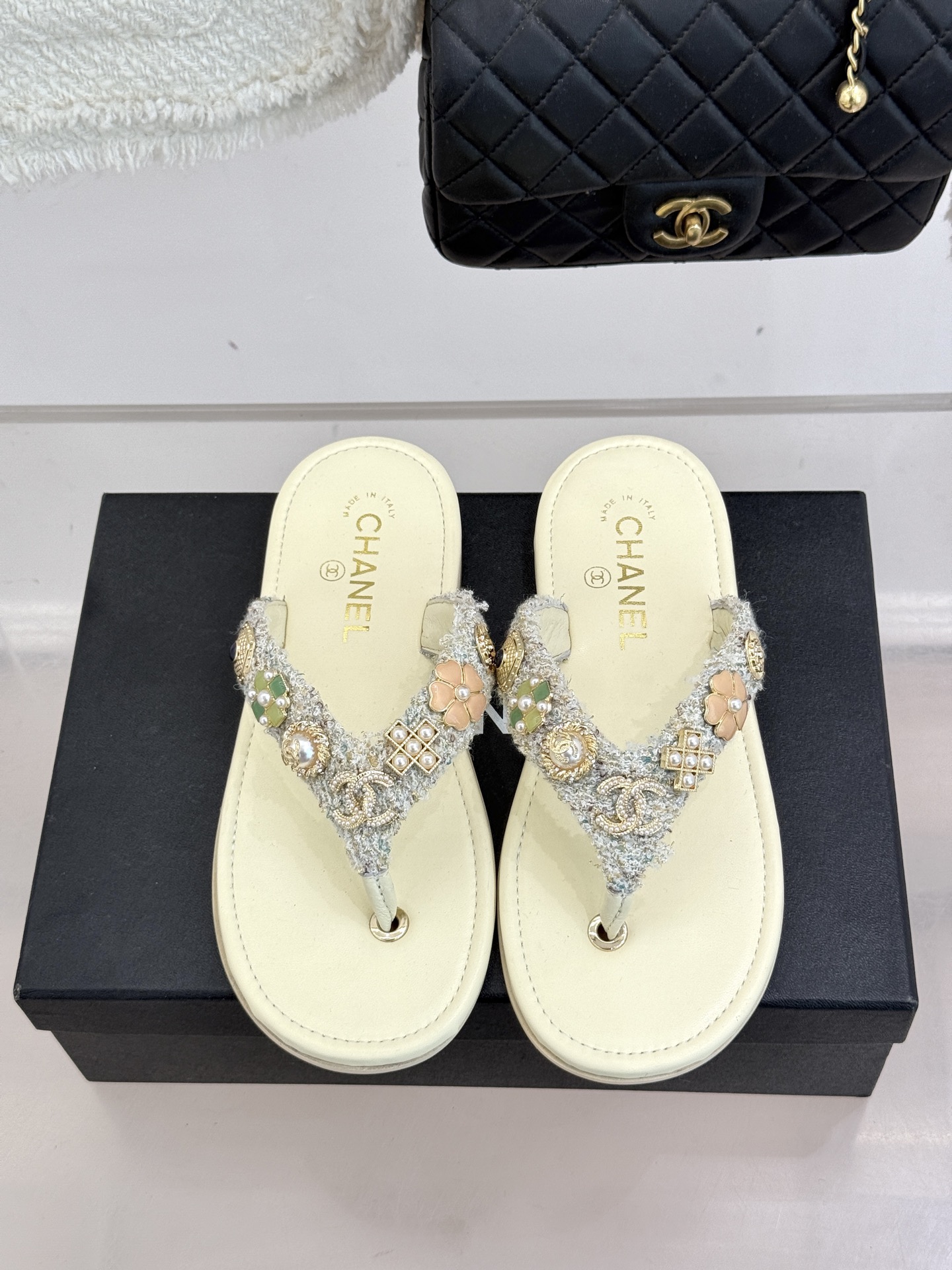 CHANE* ｜小香25。春夏新品珠宝人字拖夹脚拖鞋好穿又出片的度假风人字拖🏖️经典双C珠宝设计真的很精