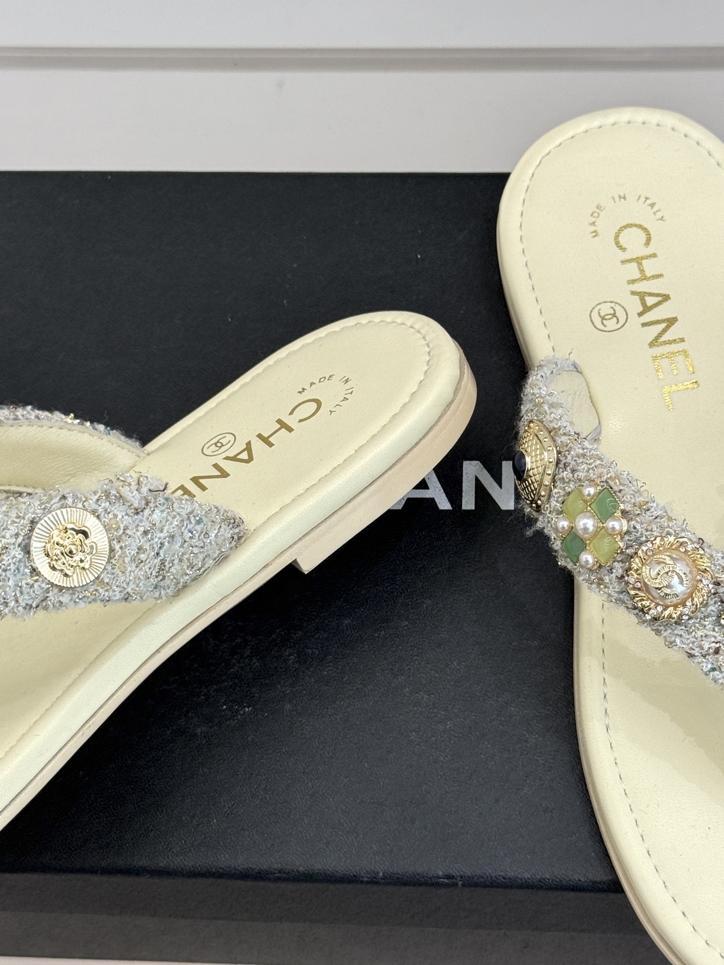 CHANE* ｜小香25。春夏新品珠宝人字拖夹脚拖鞋好穿又出片的度假风人字拖🏖️经典双C珠宝设计真的很精