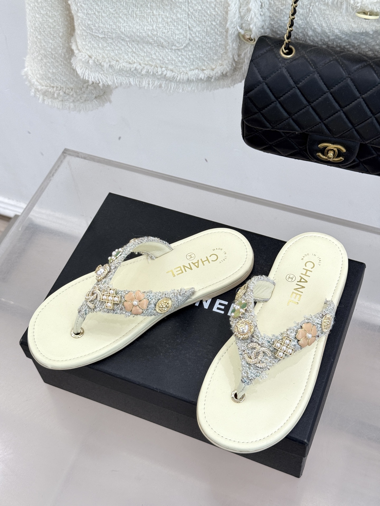 CHANE* ｜小香25。春夏新品珠宝人字拖夹脚拖鞋好穿又出片的度假风人字拖🏖️经典双C珠宝设计真的很精