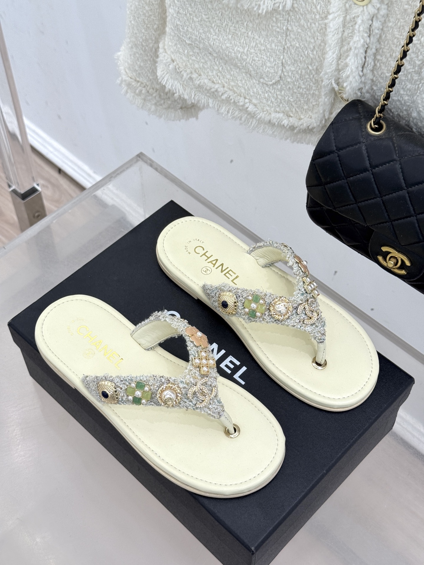 CHANE* ｜小香25。春夏新品珠宝人字拖夹脚拖鞋好穿又出片的度假风人字拖🏖️经典双C珠宝设计真的很精