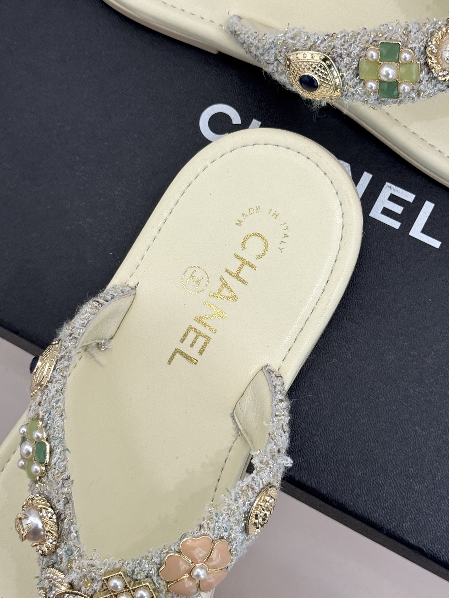 CHANE* ｜小香25。春夏新品珠宝人字拖夹脚拖鞋好穿又出片的度假风人字拖🏖️经典双C珠宝设计真的很精