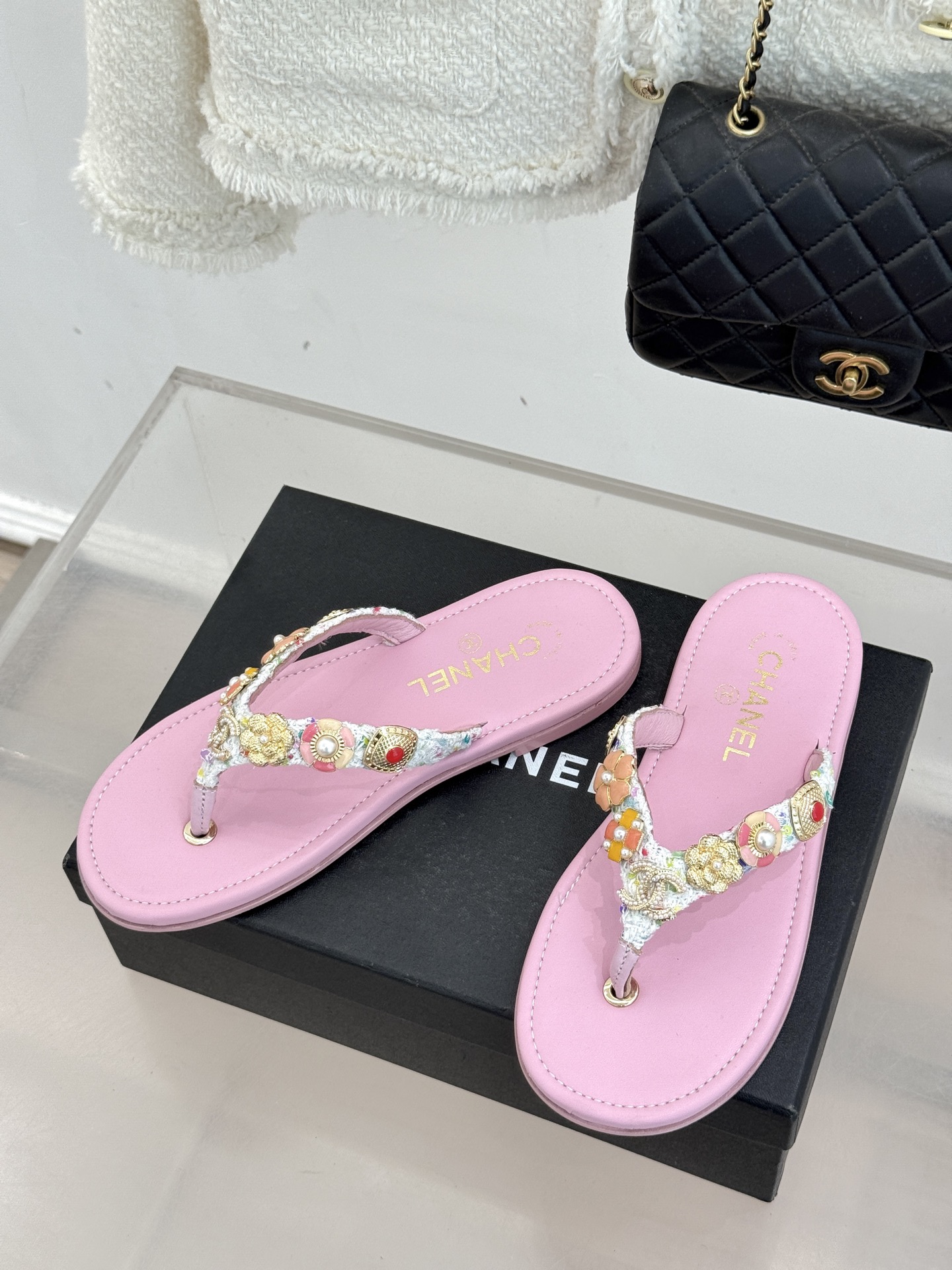 CHANE* ｜小香25。春夏新品珠宝人字拖夹脚拖鞋好穿又出片的度假风人字拖🏖️经典双C珠宝设计真的很精