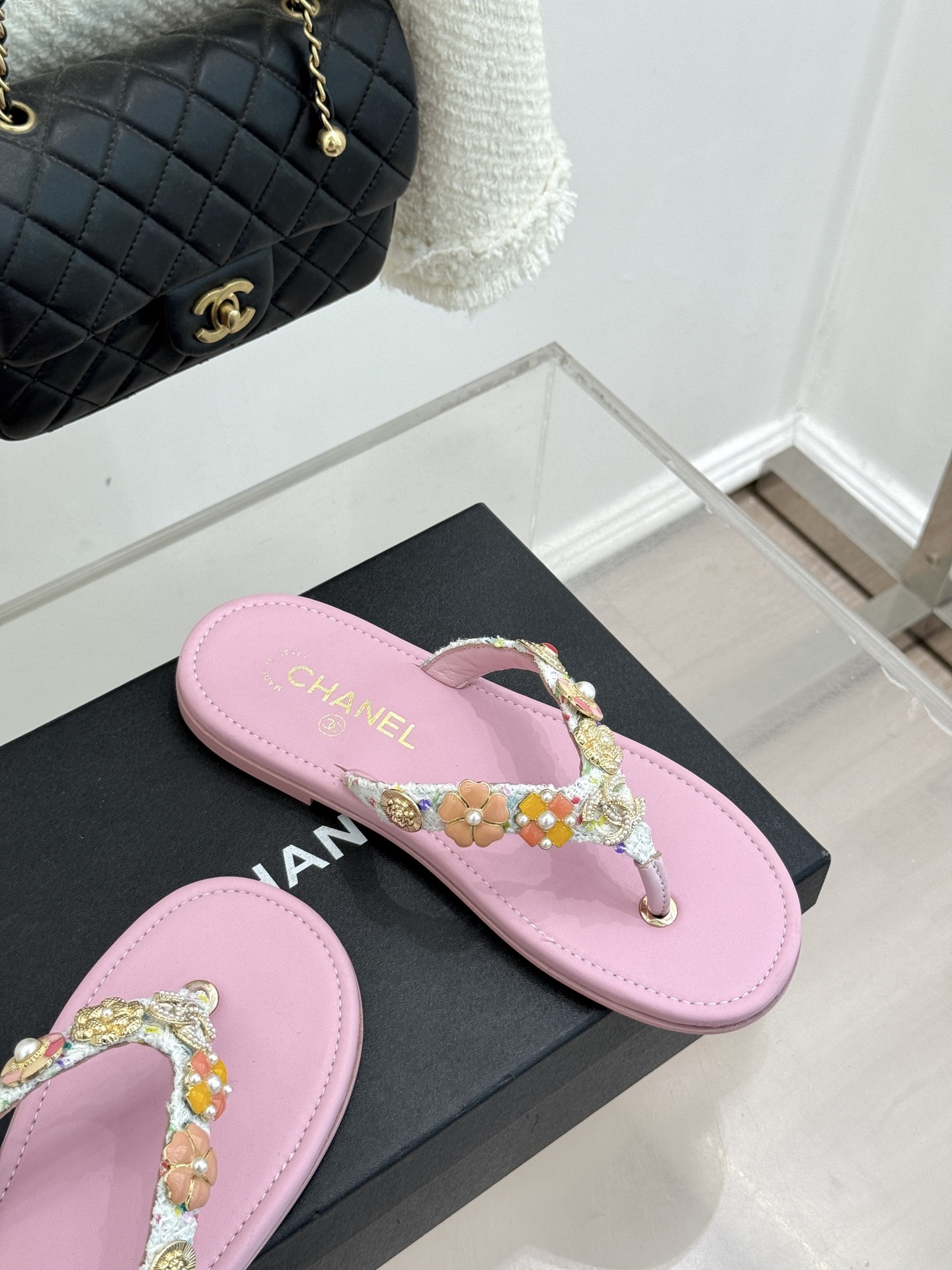 CHANE* ｜小香25。春夏新品珠宝人字拖夹脚拖鞋好穿又出片的度假风人字拖🏖️经典双C珠宝设计真的很精