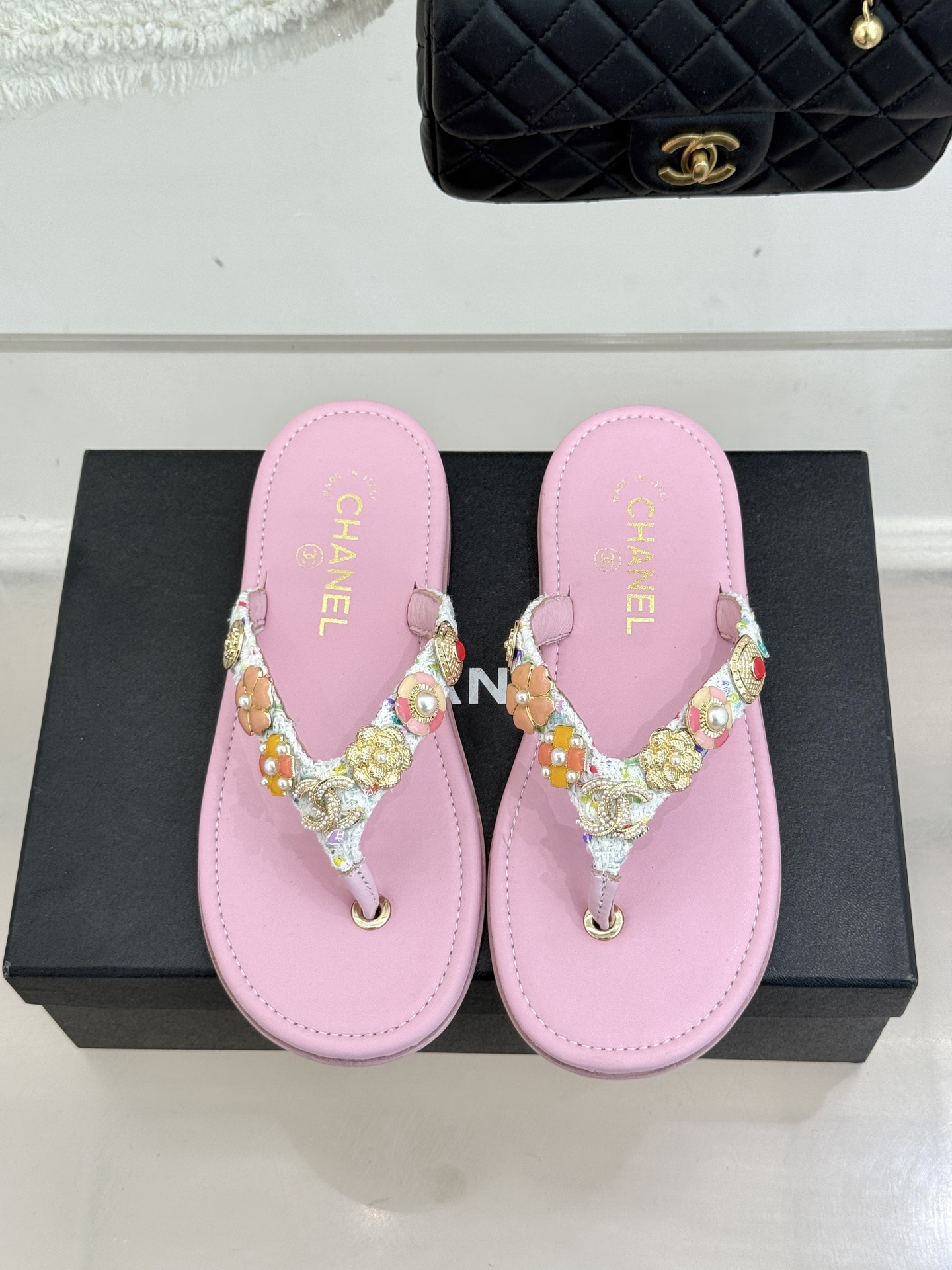 CHANE* ｜小香25。春夏新品珠宝人字拖夹脚拖鞋好穿又出片的度假风人字拖🏖️经典双C珠宝设计真的很精