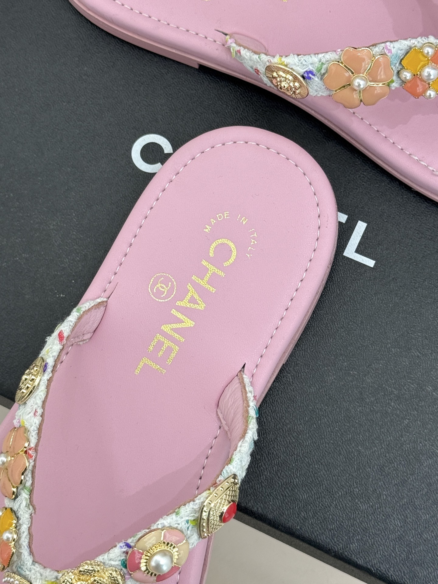 CHANE* ｜小香25。春夏新品珠宝人字拖夹脚拖鞋好穿又出片的度假风人字拖🏖️经典双C珠宝设计真的很精