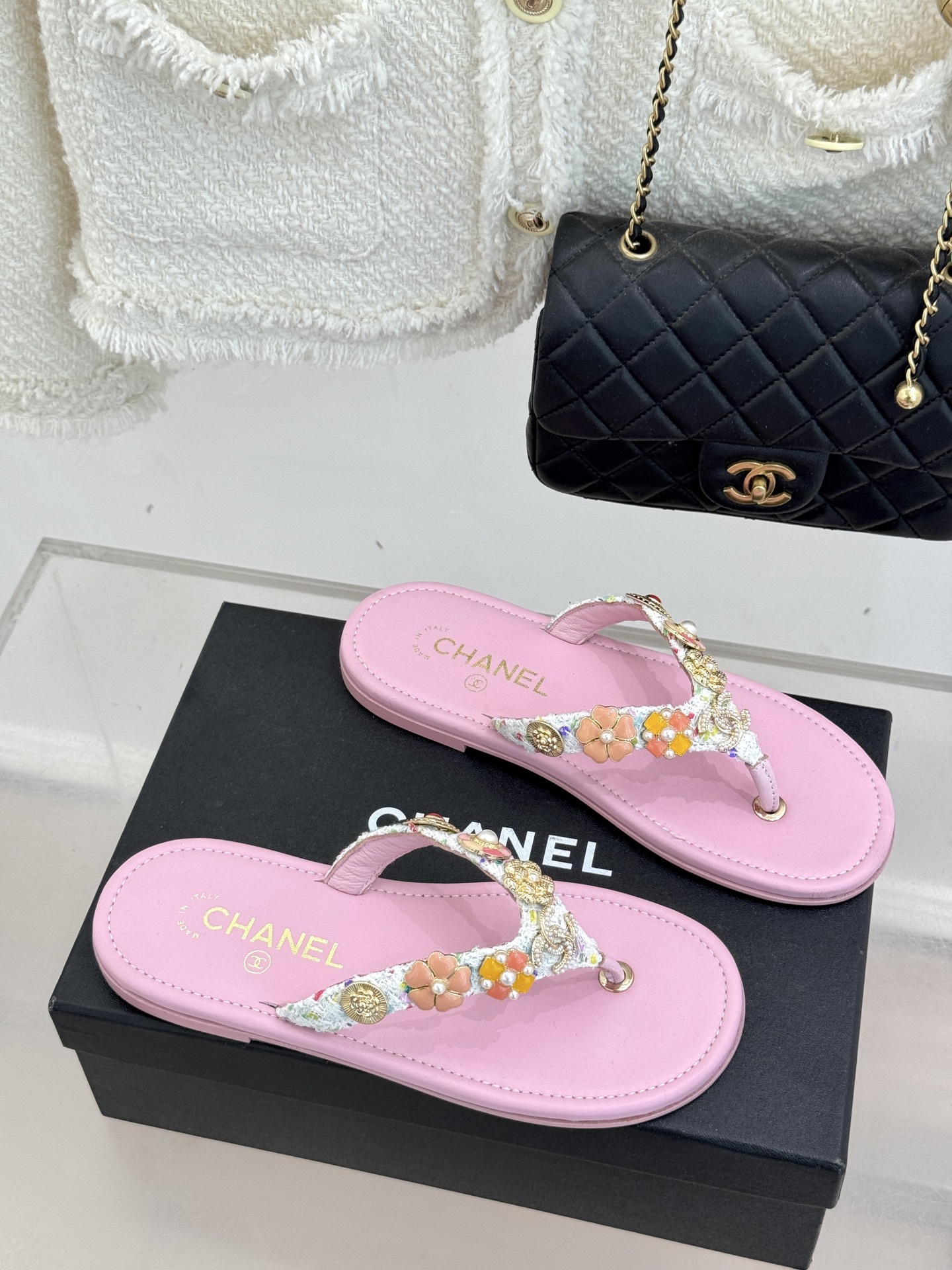 CHANE* ｜小香25。春夏新品珠宝人字拖夹脚拖鞋好穿又出片的度假风人字拖🏖️经典双C珠宝设计真的很精